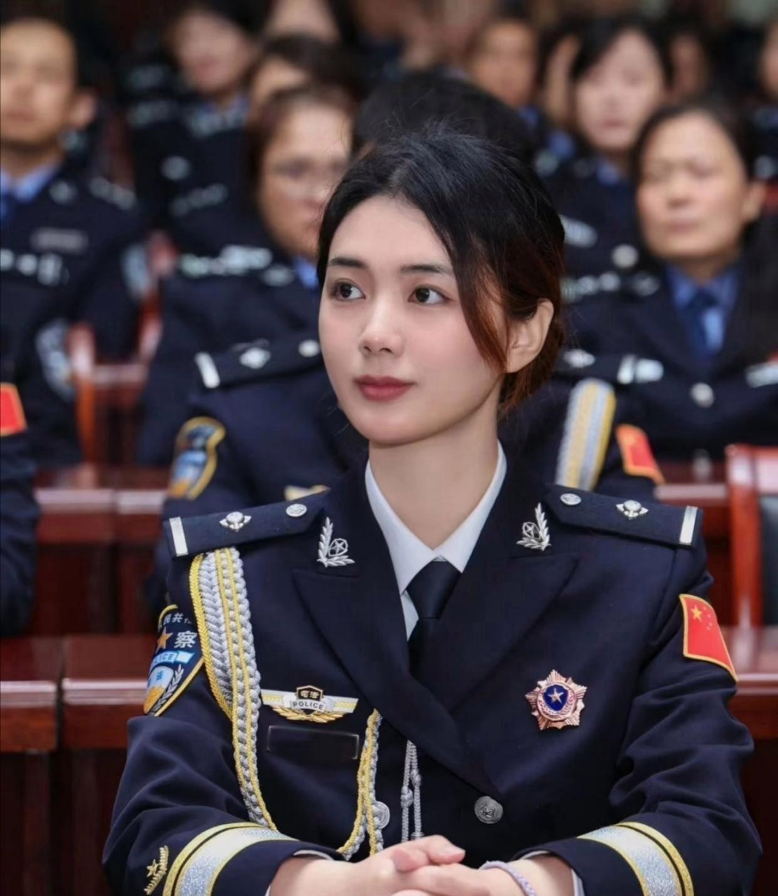 美女警花图片