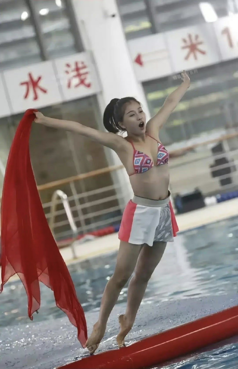 虞书欣早期比基尼旧照,身材比例还不如旁边的一列素人,身材也