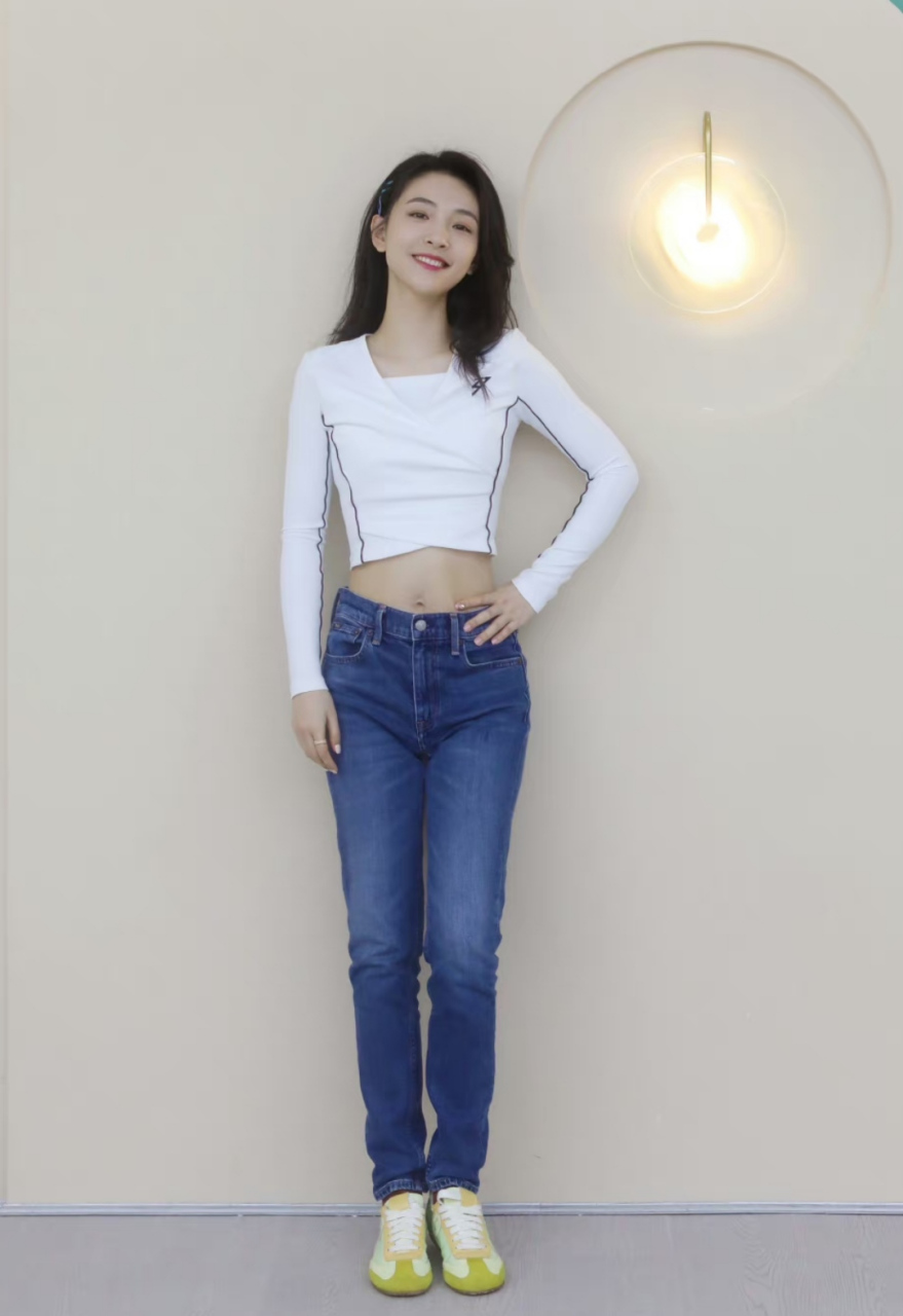 吴倩在练习室拍照秀苗条体型,完全看不出她生过宝宝,肚子平坦没有妊娠