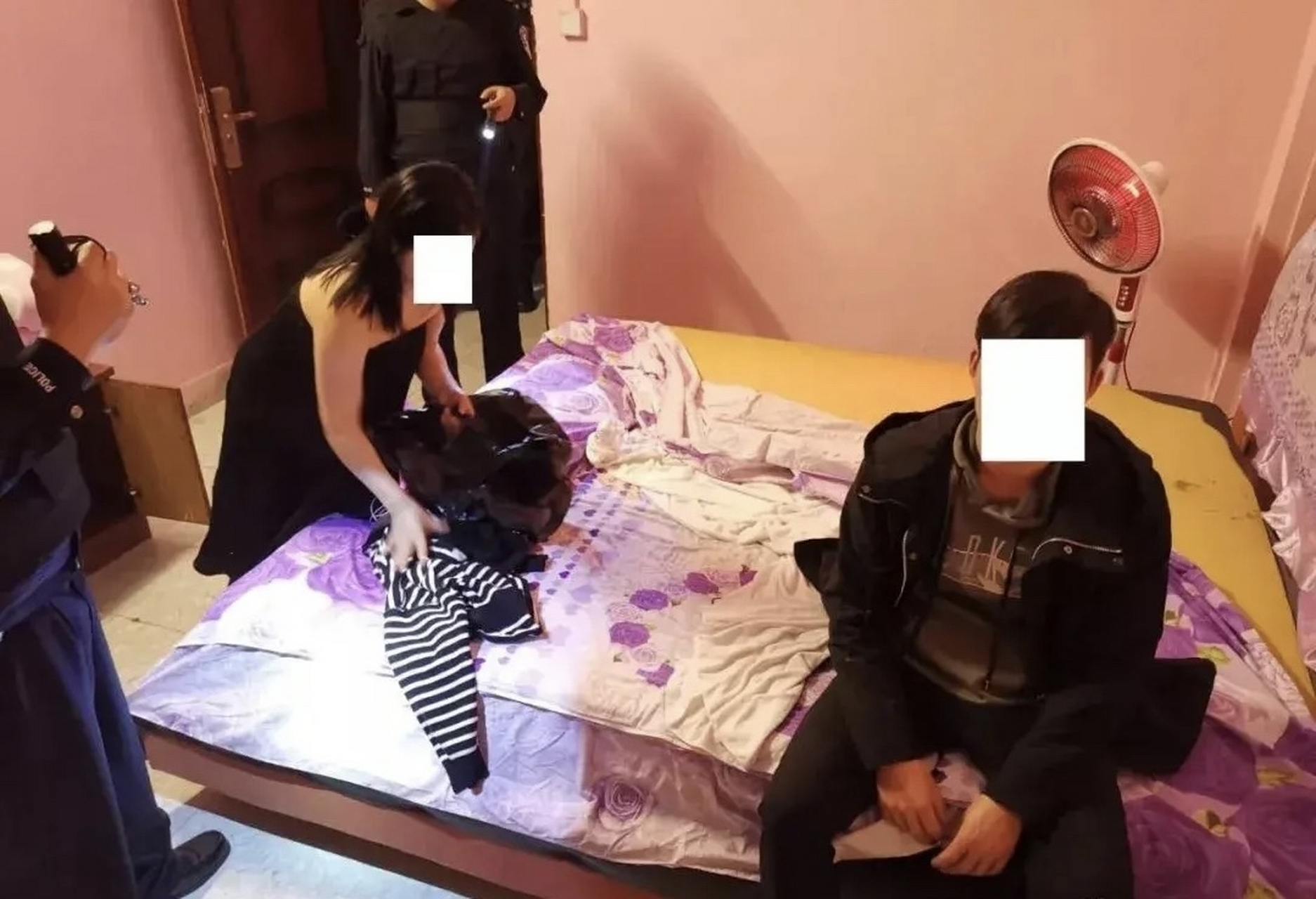 年轻妻子出轨被女儿和丈夫当场抓住,床上的男人竟是60岁的老人!