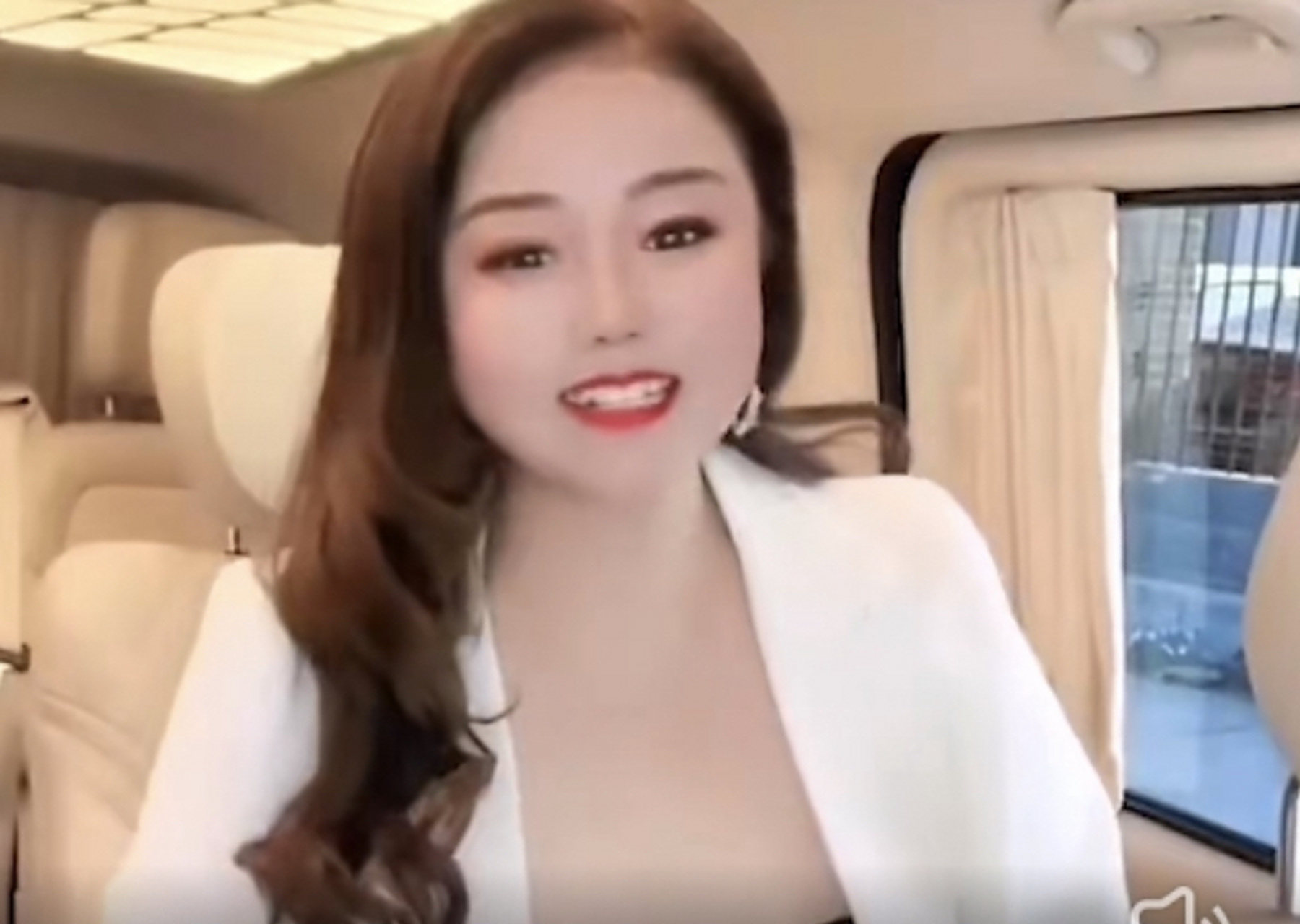 刚看到网红苹果姐姐又要去泰国参加音乐会了,还拿出几件衣服让粉丝们