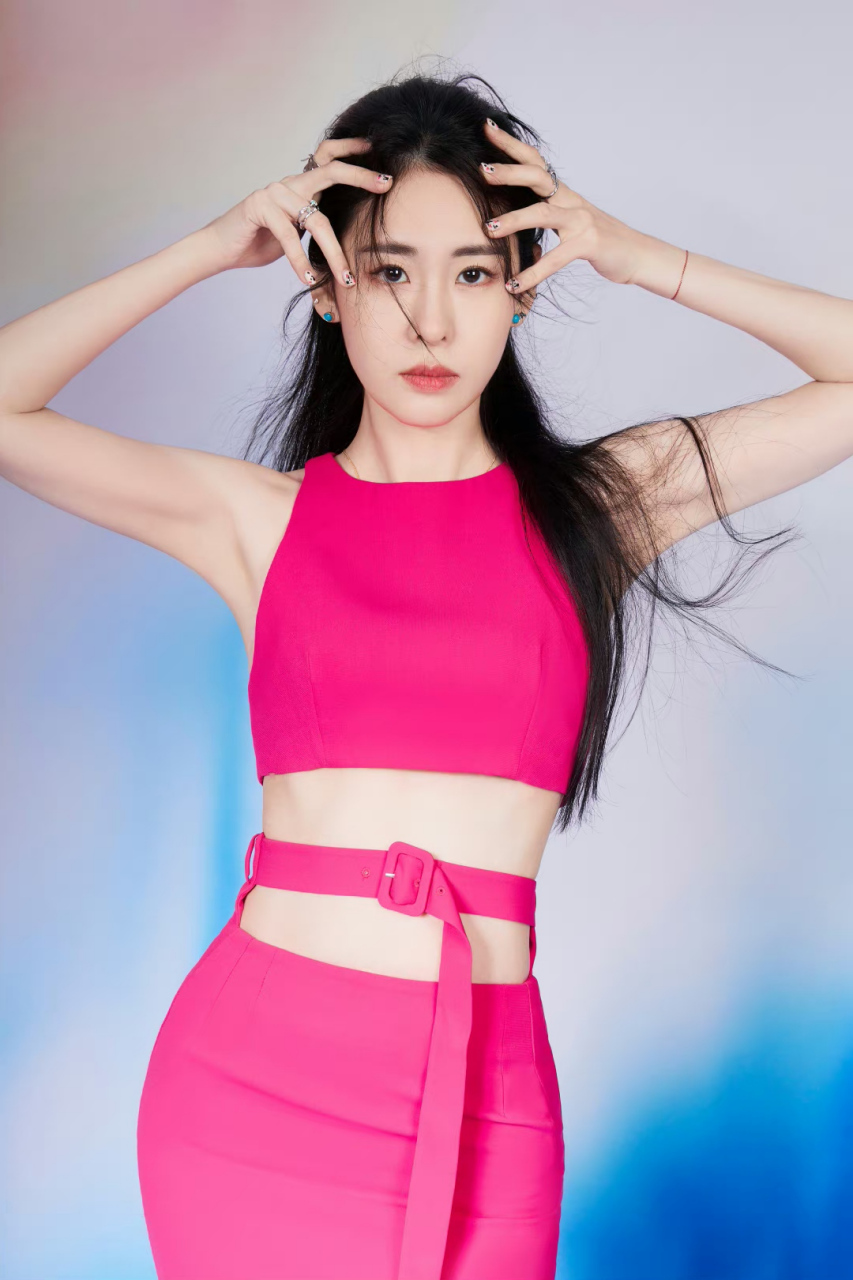 张碧晨# 粉嫩女郎,甜美灵动,性感迷人,魅力十足