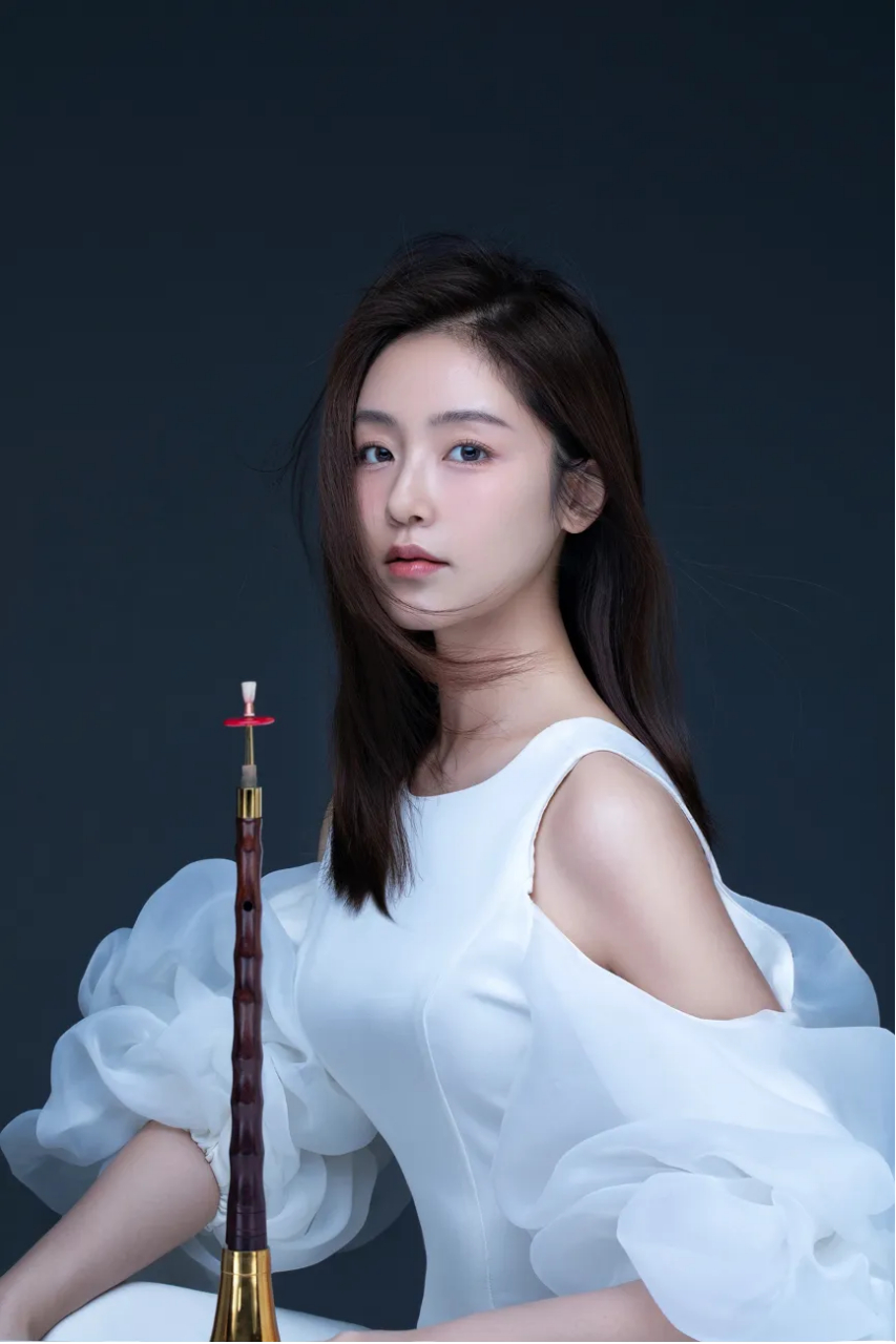 刘雯雯,在悉尼歌剧院用唢呐一口气吹奏《百鸟朝凤》华彩段落,引起阵阵