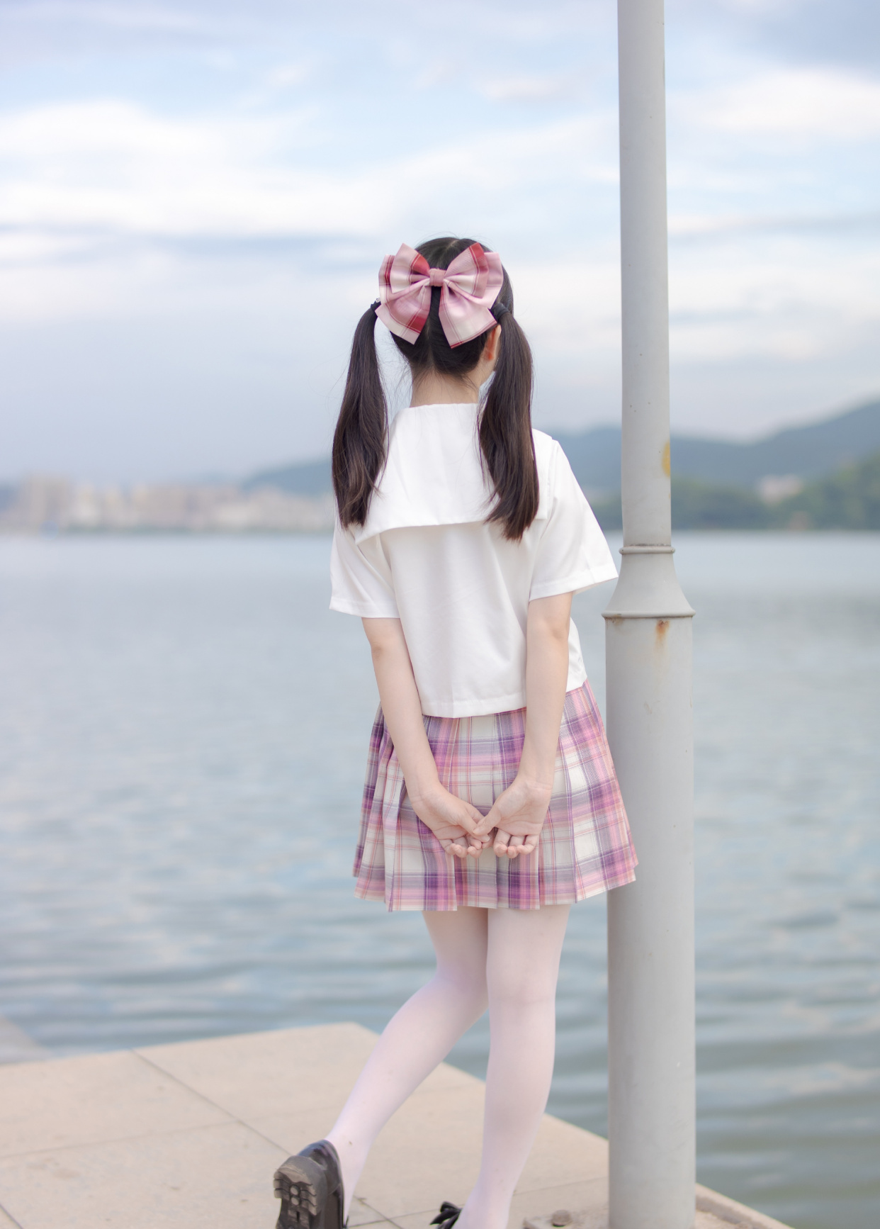 jk制服配肉丝裤袜的双马尾少女,想化作海边的风,亲吻她的脸颊