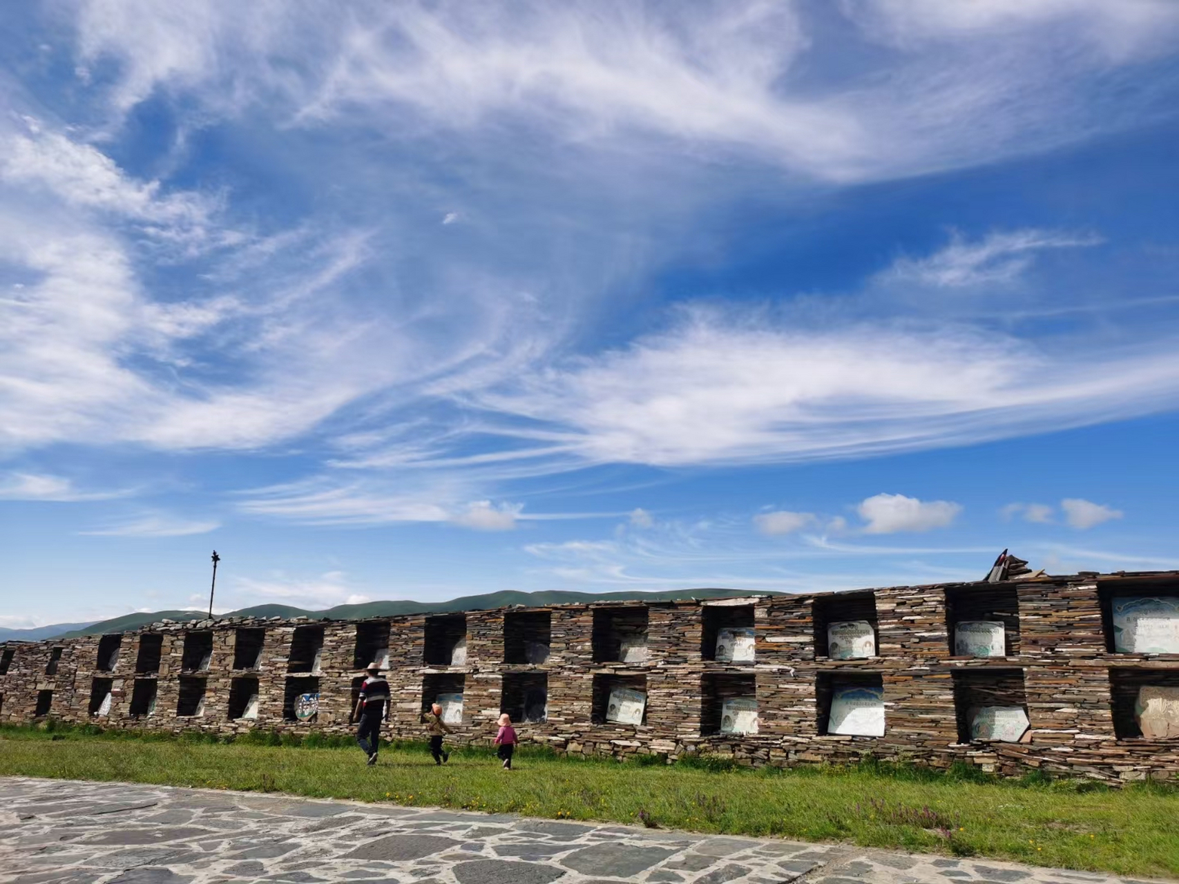 巴格玛尼石经墙位于四川省石渠县长沙贡马乡,巴格玛尼石经墙总长约1.7