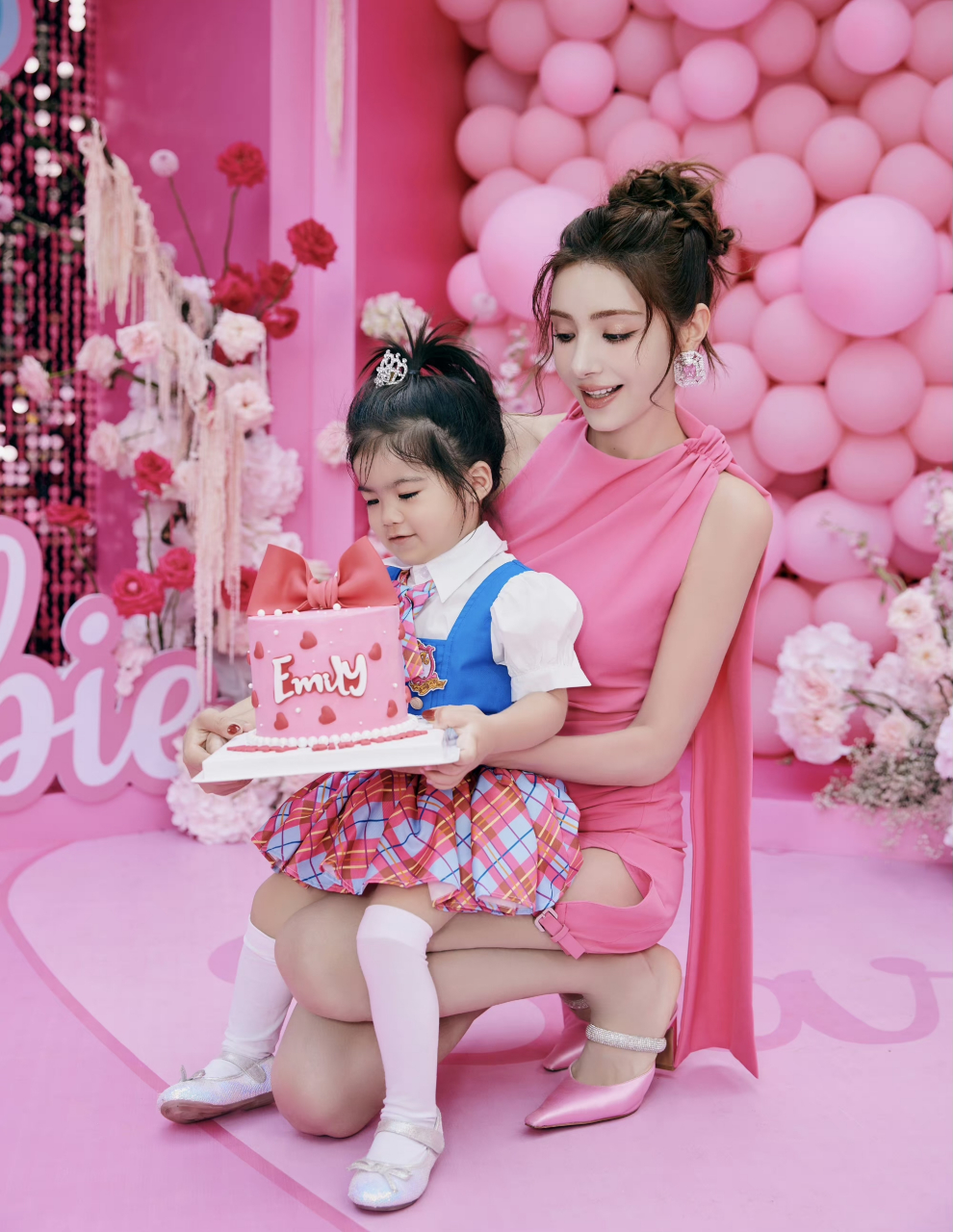 麦迪娜生日# 麦迪娜今日发图庆祝自己和女儿生日,好幸福的家庭呀鬃 