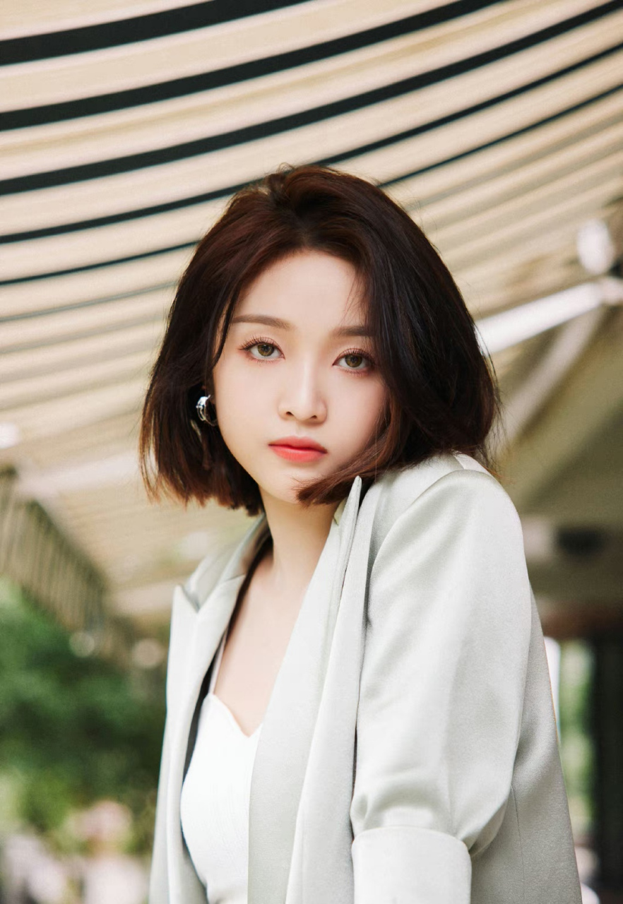 清纯靓丽的时尚穿搭,甜美灵动,妩媚动人,纤瘦白嫩的大长腿,养眼吸睛