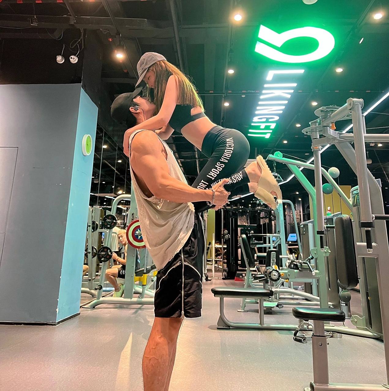 不露脸的情侣健身照怎么拍?