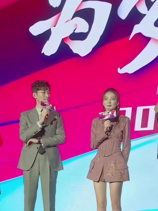 这套衣服两个人身材都特别好看,腿又细又长 张翰 徐璐