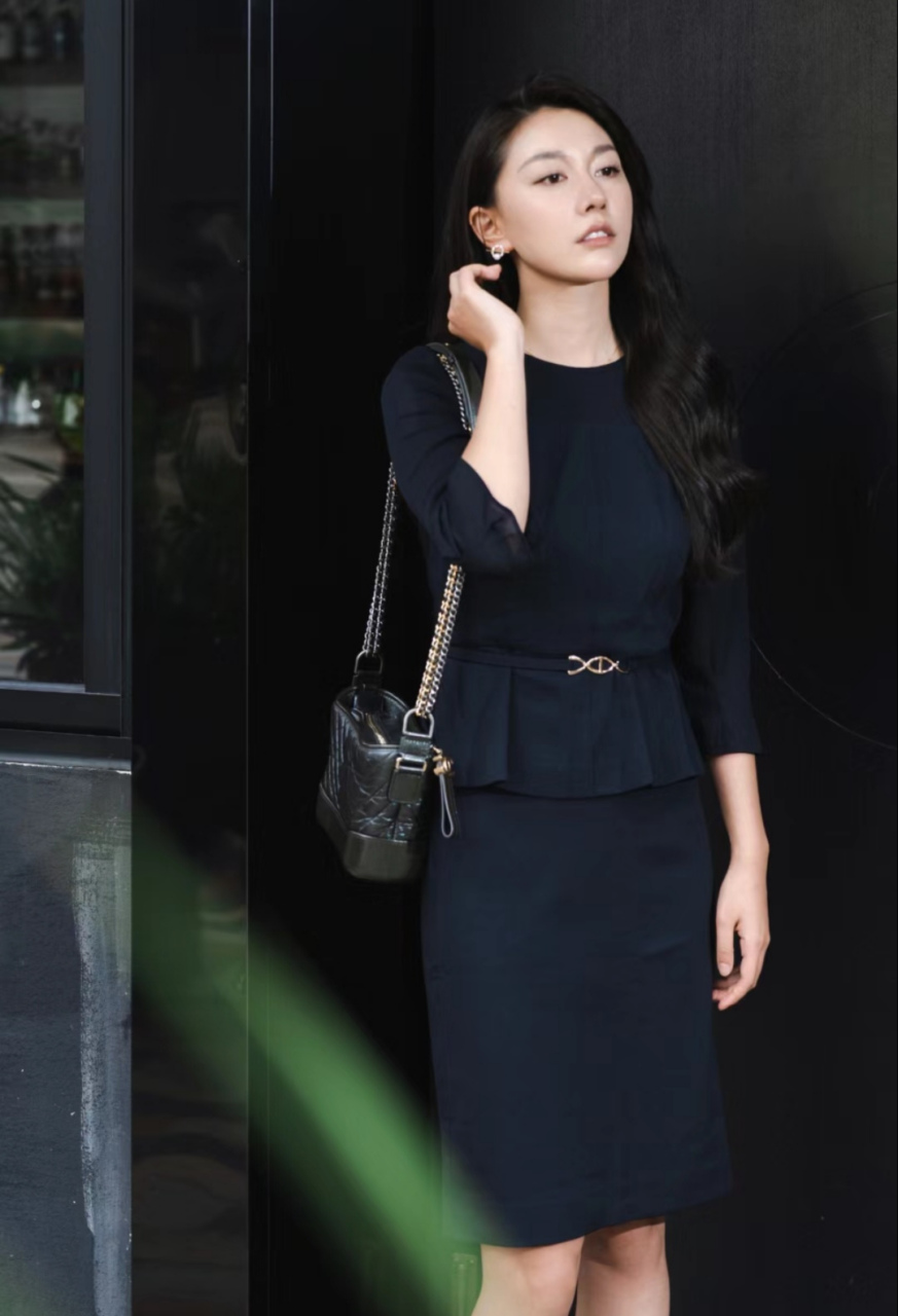 今天职场通勤穿搭 百搭显白藏青色整体低调又贵气