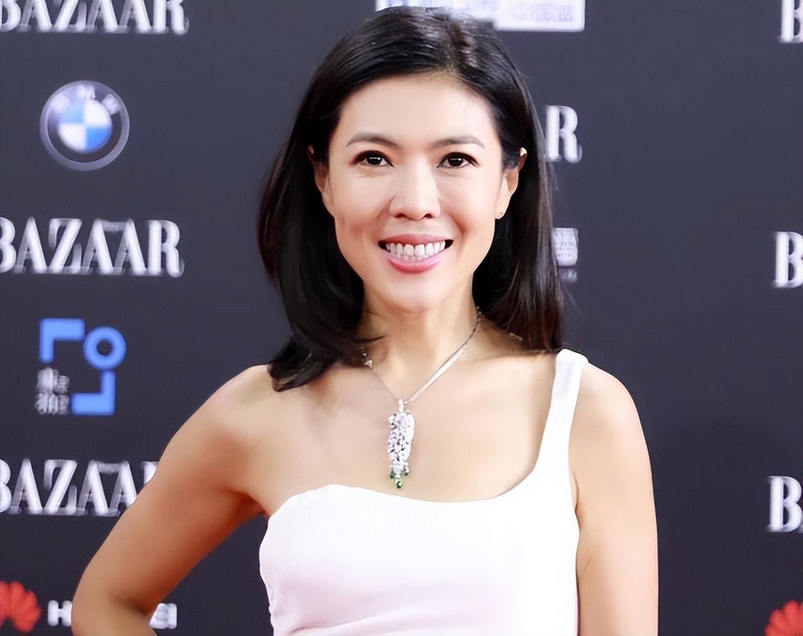 苏芒用一张脸告诉所有人,巅峰时有多嚣张,落魄时就有多可怜!