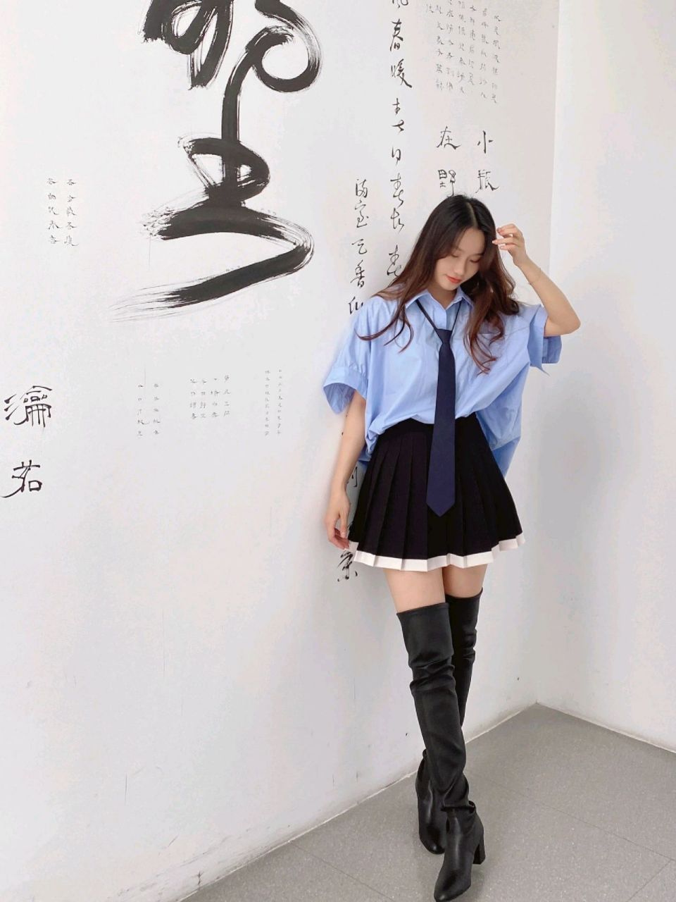 本文将详细介绍如何选择适合自己的黑色长筒靴和百褶裙,并提供一些有