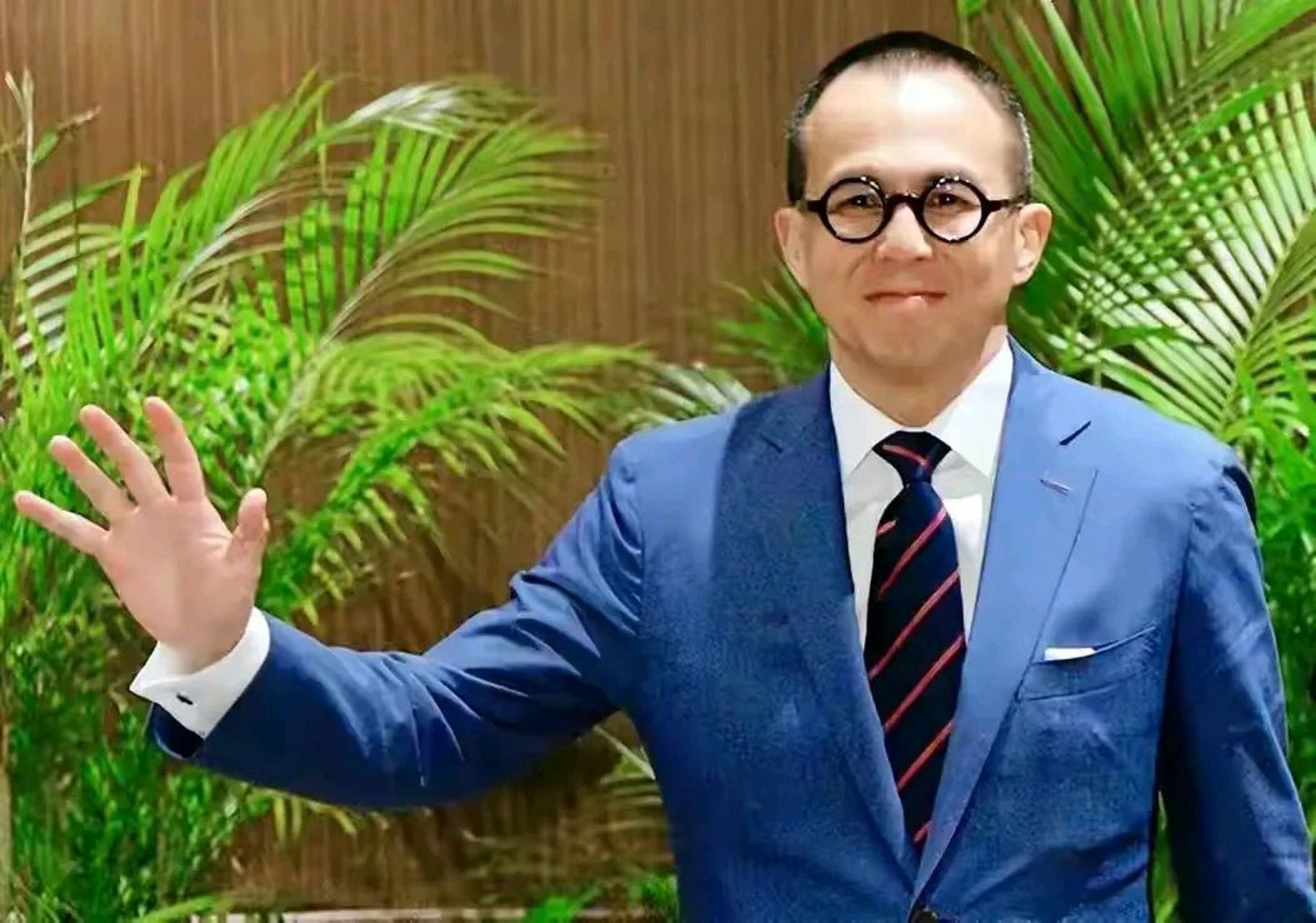 今日,李泽楷的大儿子李长治在朋友婚礼上的照片曝光,虽然看得不是很