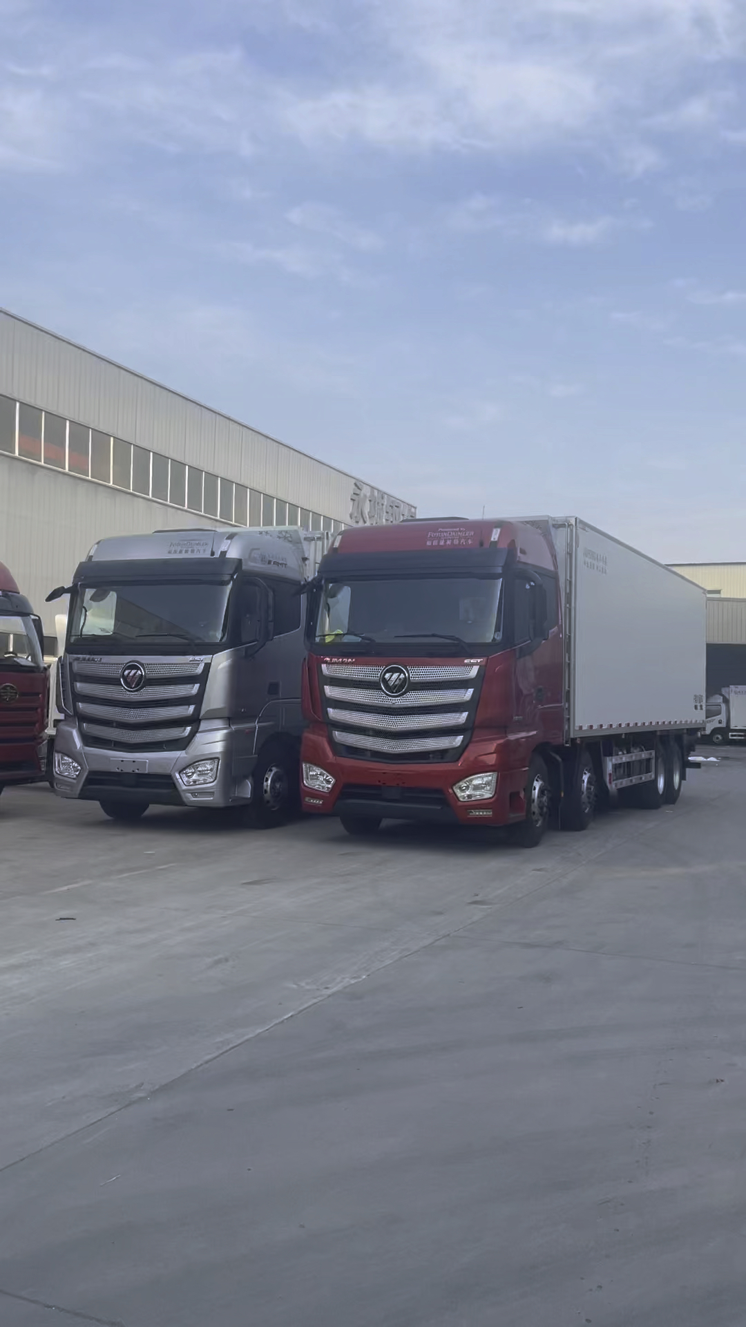 前四后八96米两台福田欧曼est冷藏车准备发车冷藏车里的巨无霸