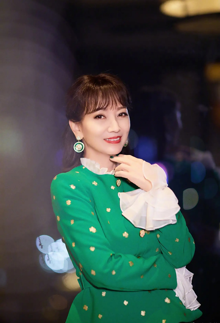 赵雅芝在社交平台分享了一组照片,一套绿色套装,妆容精致,笑容甜美