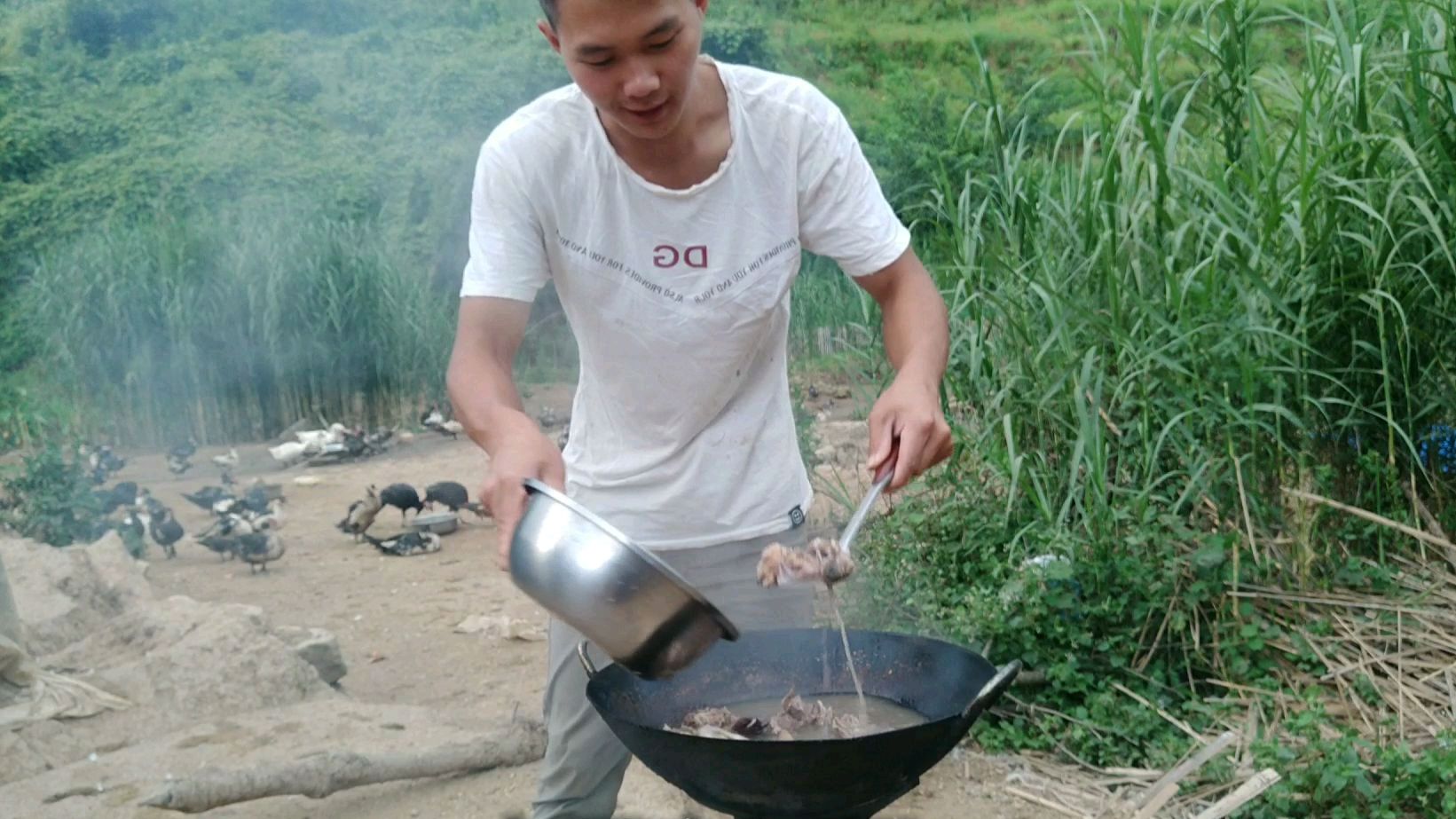 小高养殖,小黑守养殖场辛苦了,小高杀了一只瘫痪的番鸭犒劳它