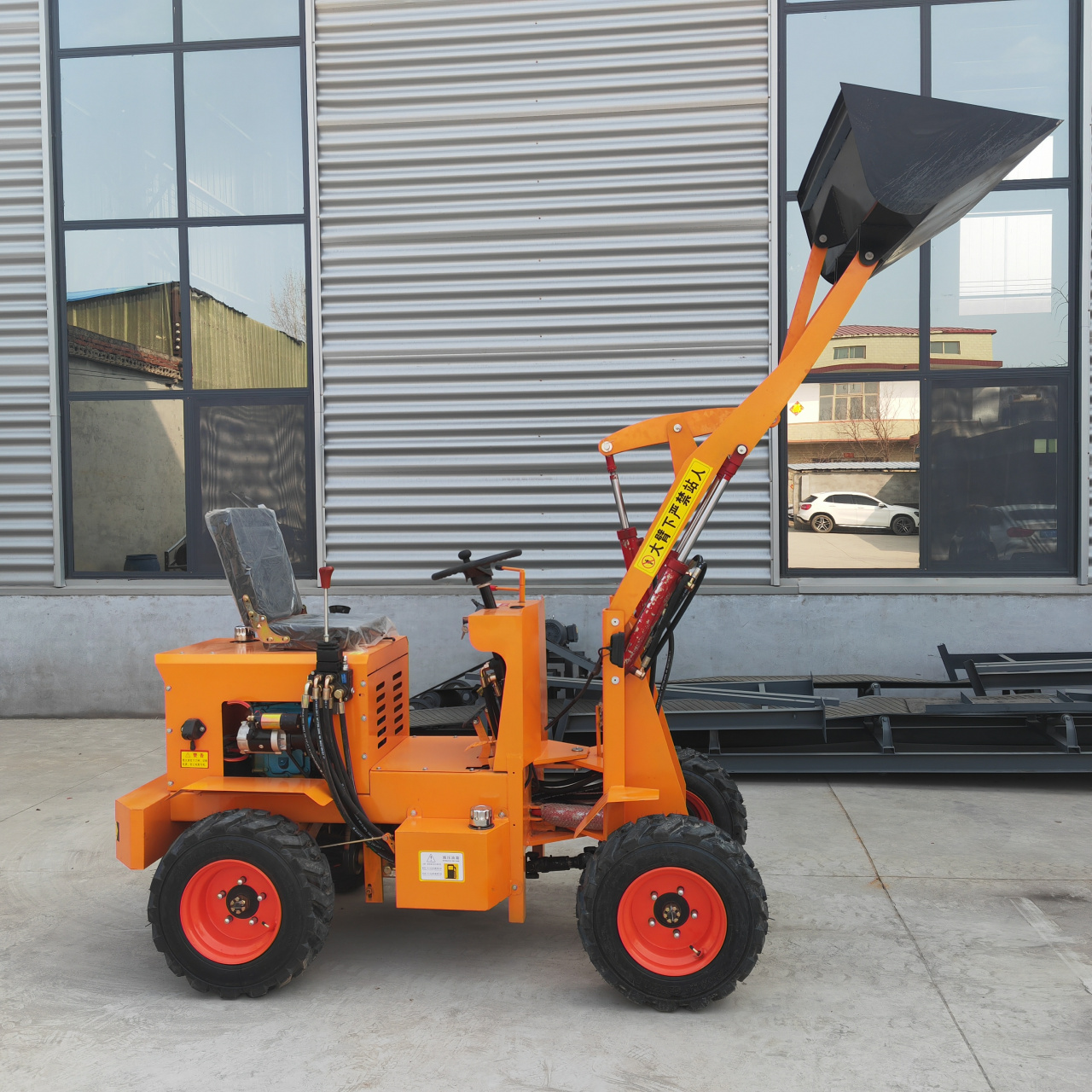 柴油四驱小铲车,一种多功能的工程机械,凭借其强大的四驱动力和灵活的