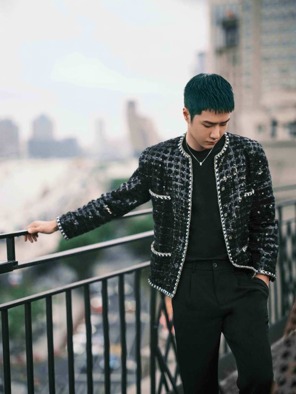 粉丝火眼金睛,王一博染了银白色头发.