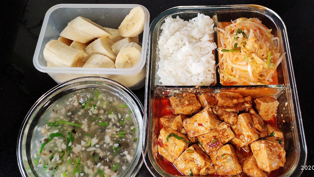 给老婆送午餐的第二十六天,白菜拌粉丝和酱炖豆腐,蘑菇汤