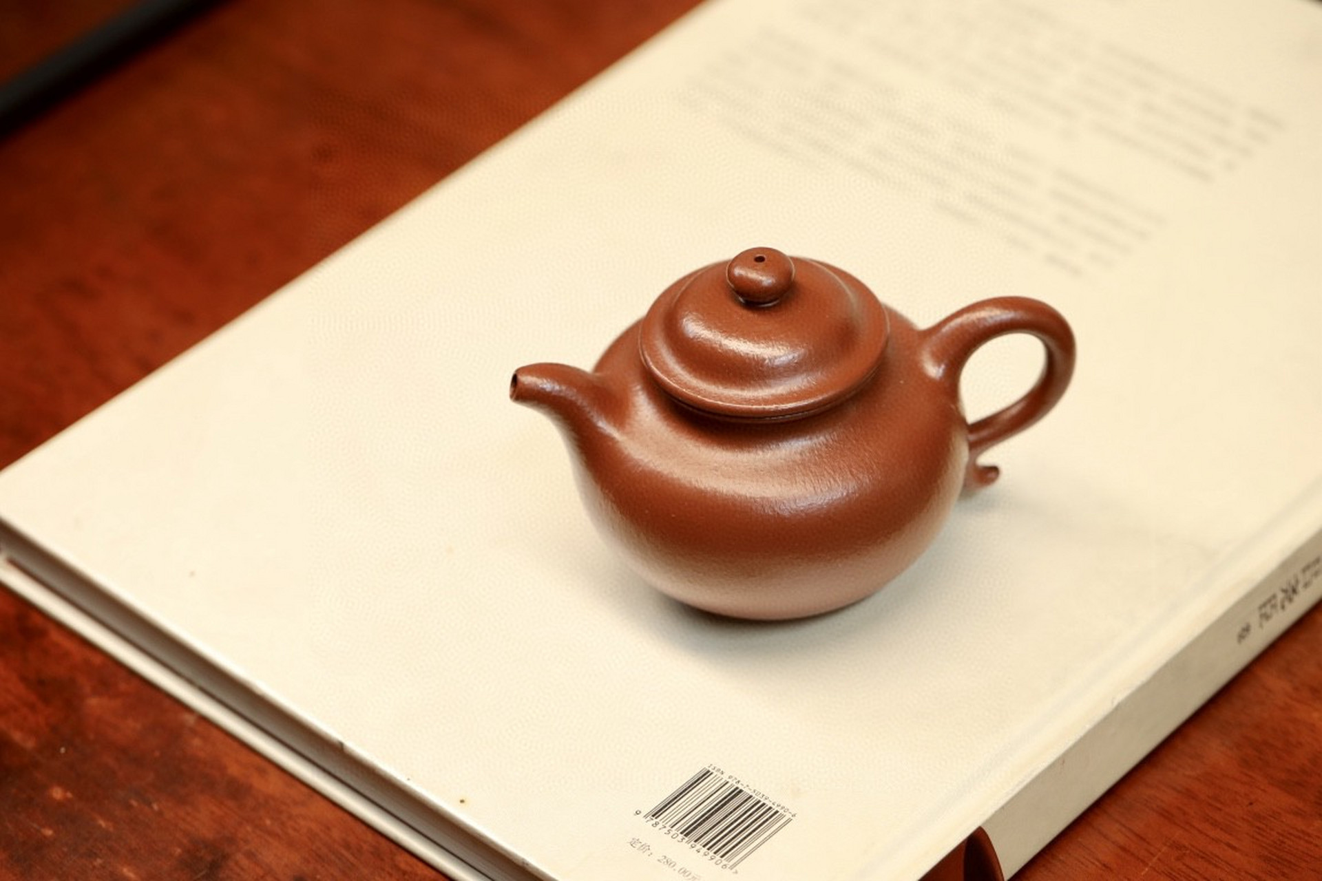 大亨莲子|优质朱泥|220cc|全手  圆润的壶身,斗笠似的壶盖,珠钮线条