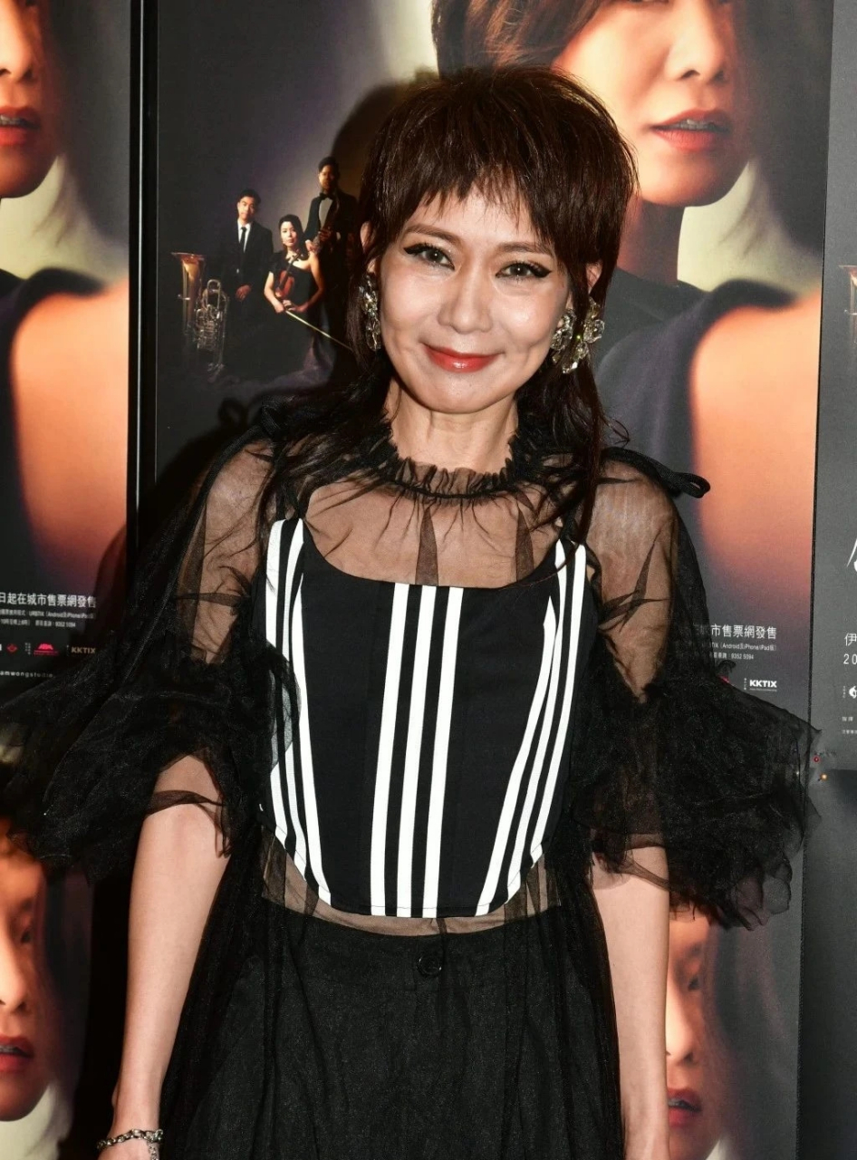 现年52岁香港女歌手赵学而开演唱会,见佢近期暴瘦惹人怜,网友:52岁看