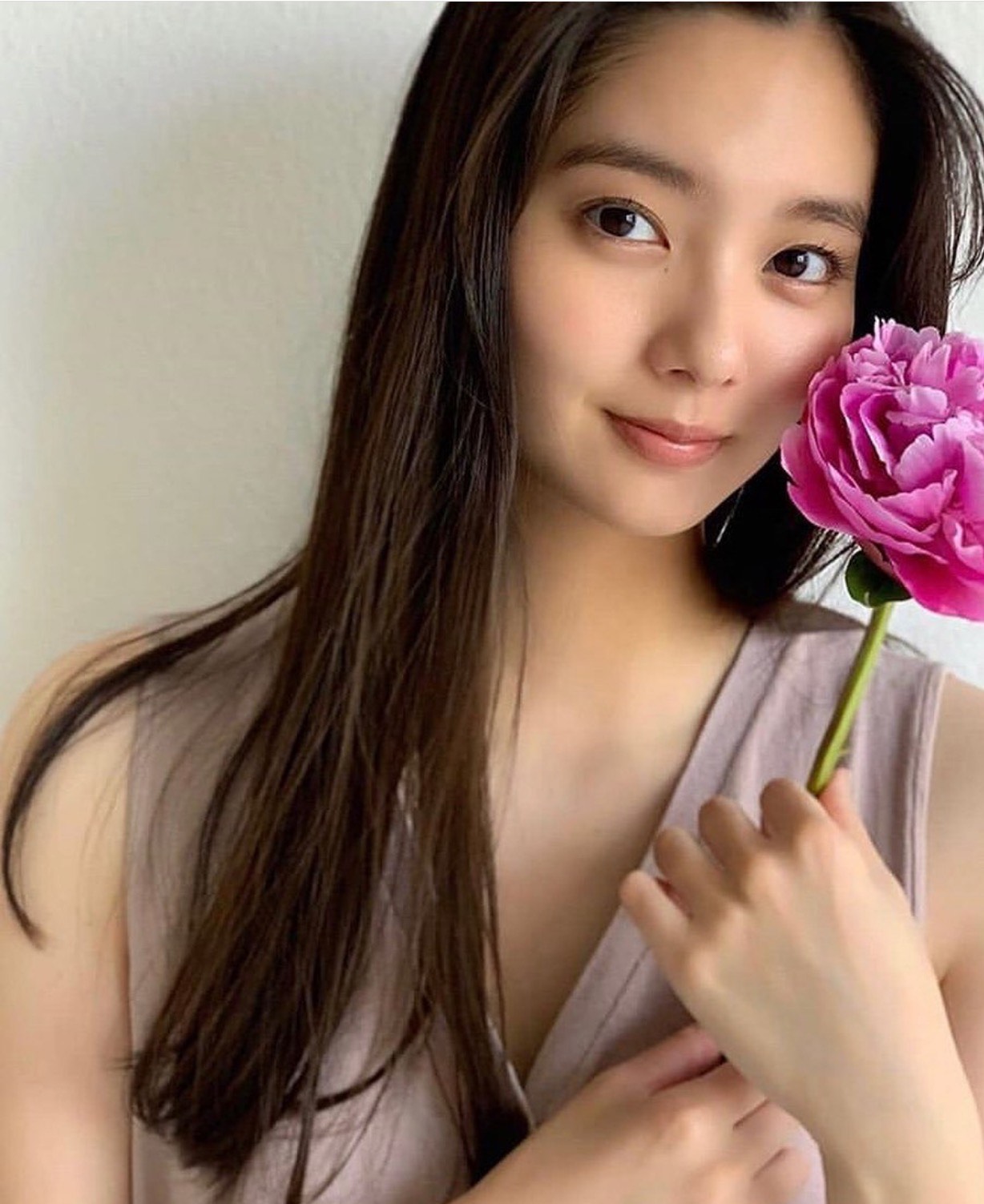 新川优爱这么高的颜值为何会选择嫁给比自己大九岁的大巴司机呢?