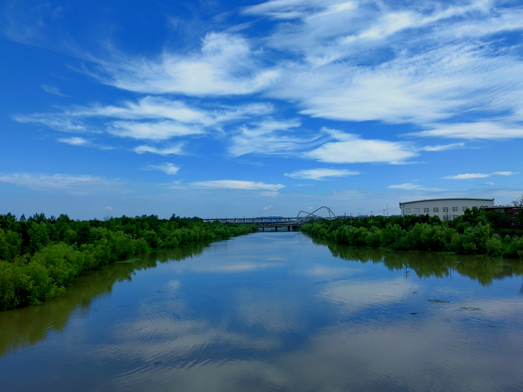 雨后初晴的南京蔚蓝色天空#助我上热门# #摄影爱好者联盟# #旅行