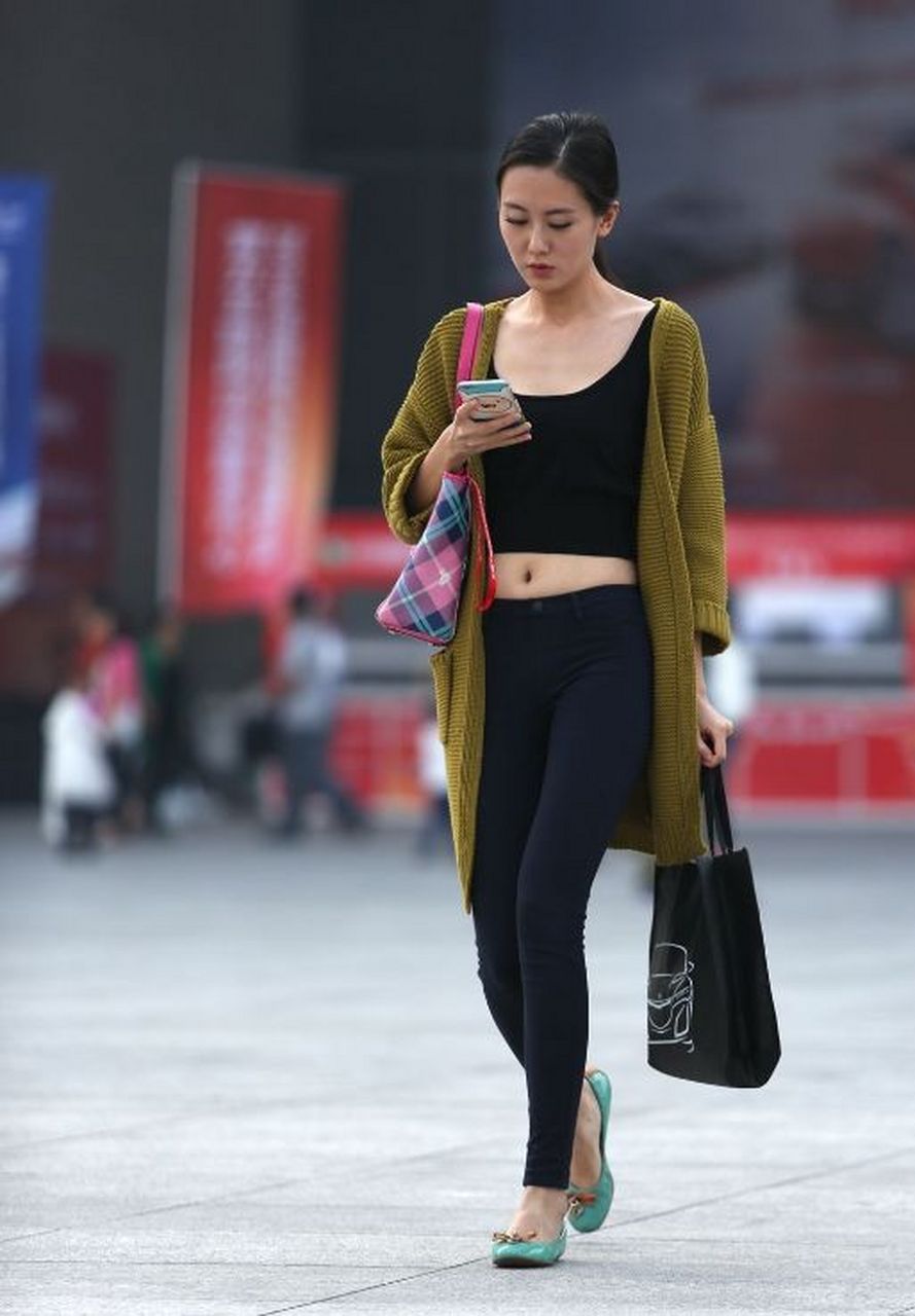 身材高挑,穿紧身黑裤的性感美女  肚脐好漂亮#性感美女# #美女# #大
