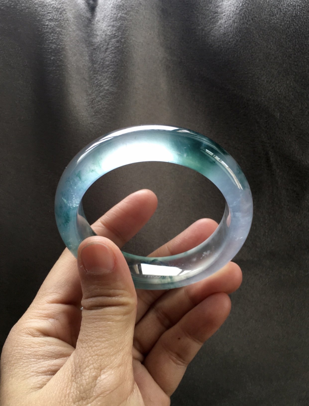 不好色的女人就应该戴这样的玻璃种翡翠手镯