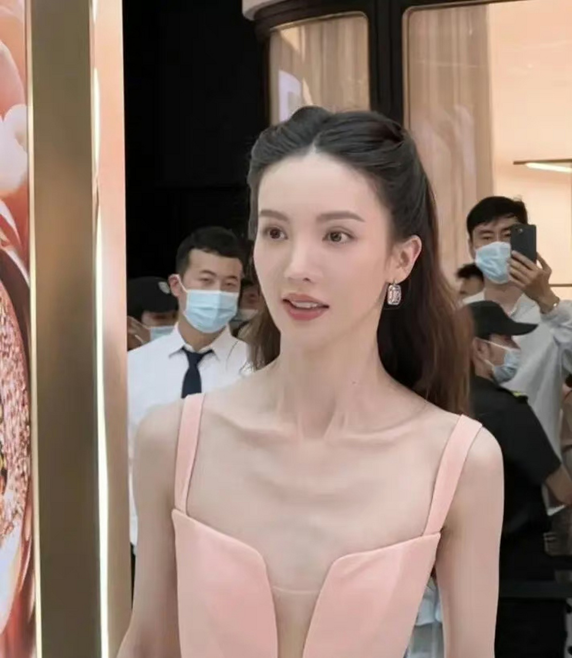 女明星的排骨胸,这真的好看吗?