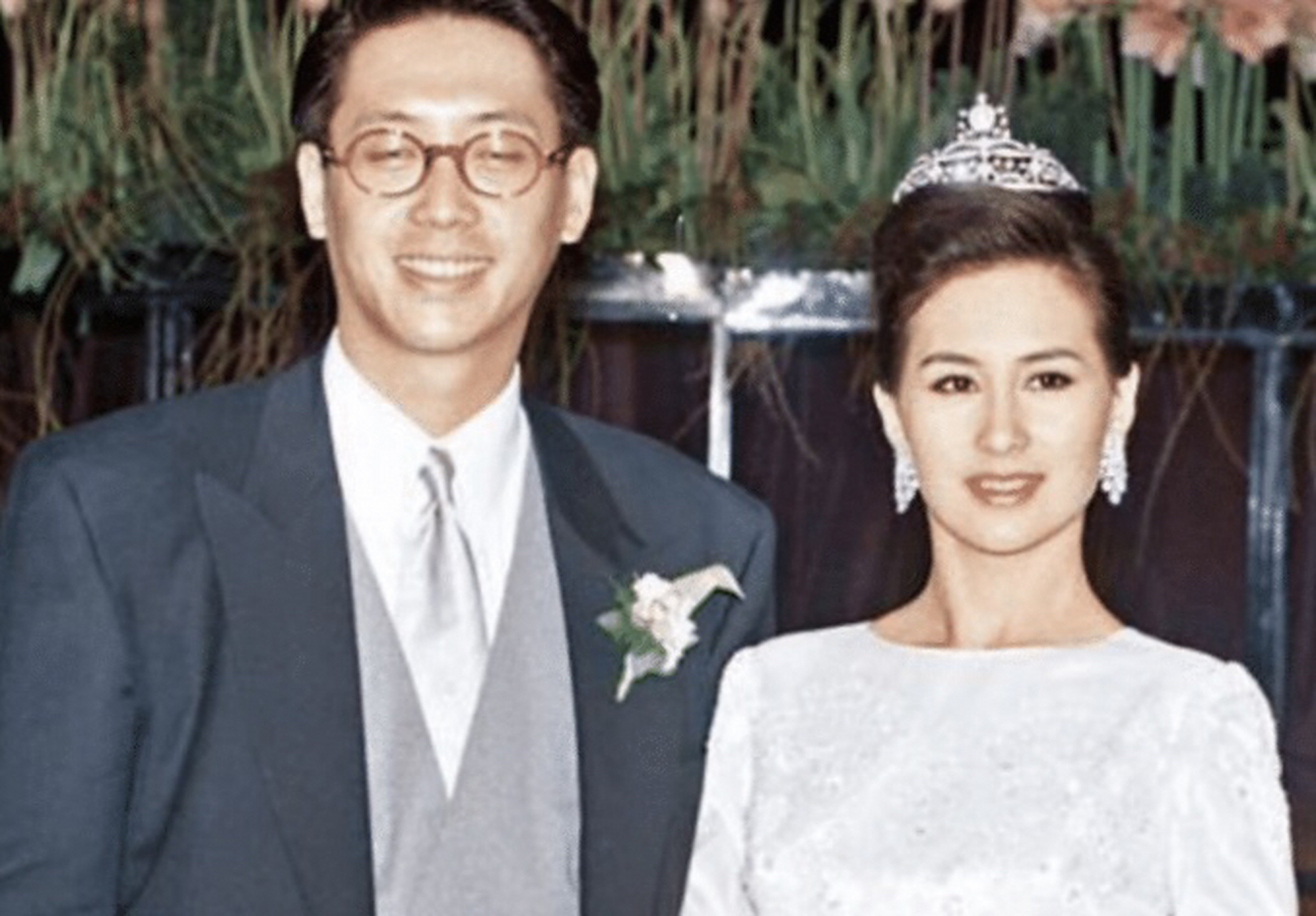 年轻时的何超琼,颜值和气质确实不输当时娱乐圈里的那些一线女星!