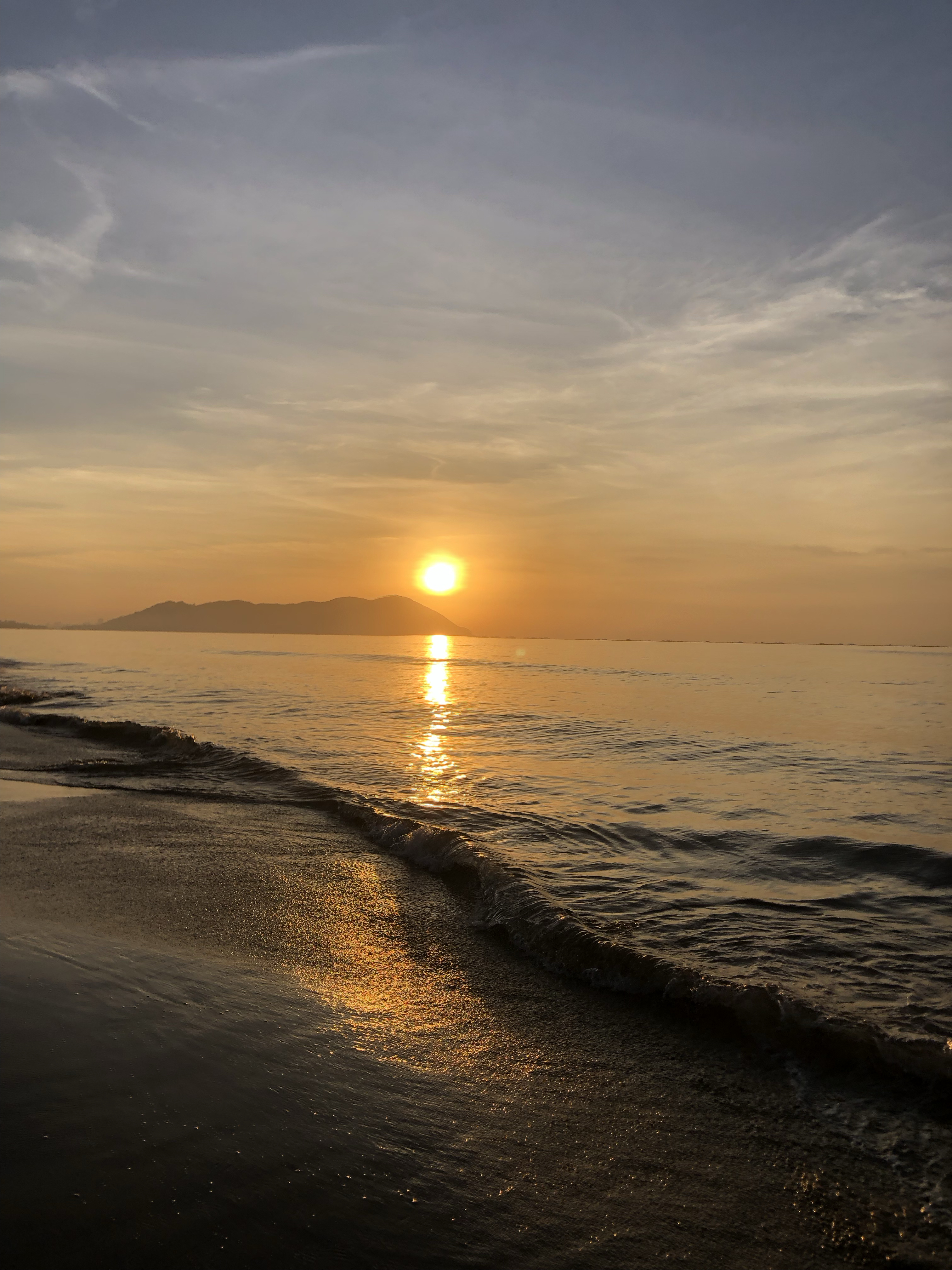 海边看日出,沙滩修城堡