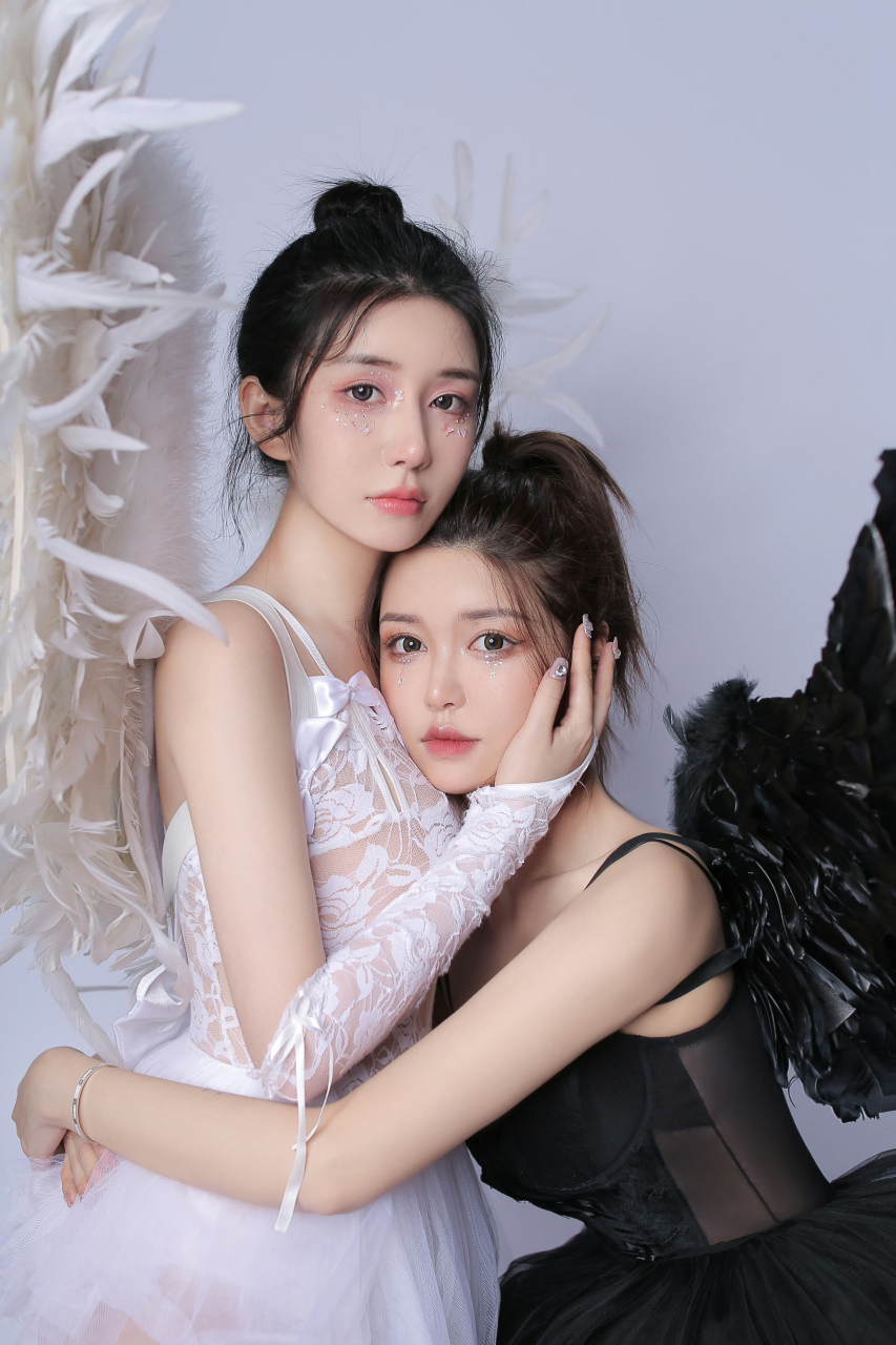 姐妹情深︳双胞胎姐妹花性感吊带裙私房艺术写真#艺术写真# #私房艺术