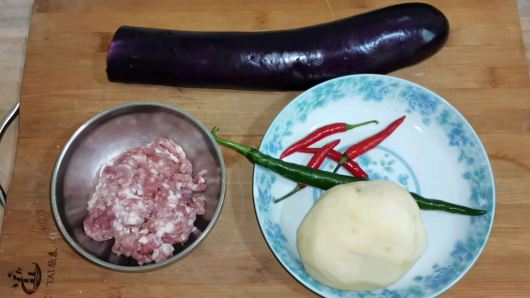 茄子炖土豆,要好吃肉末很关键!大厨教你怎样做,土豆软烂茄子香