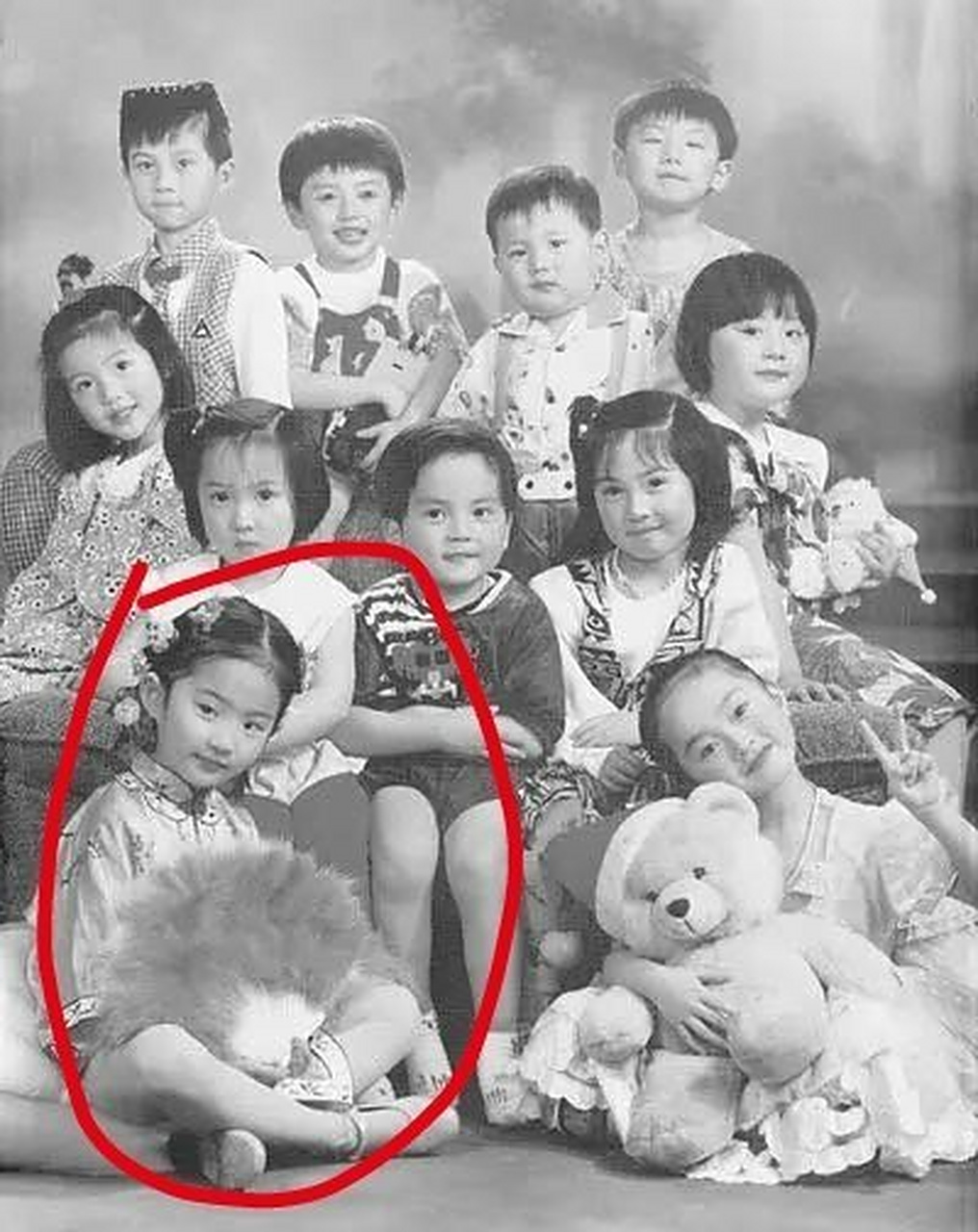 刘亦菲小时候在孩子里就鹤立鸡群,有些人天生就是明星
