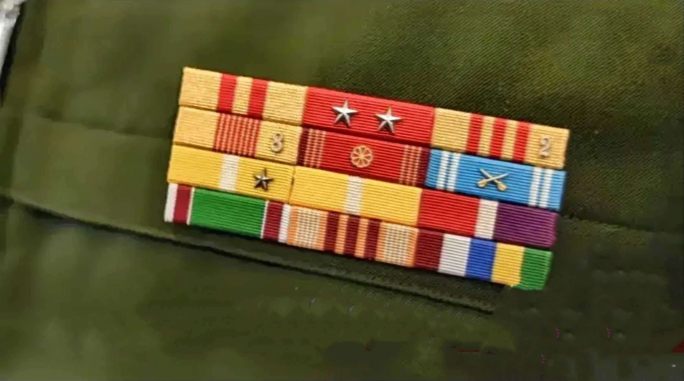 全军各部队已陆续启用佩戴军人勋表,这对提升军人职业的荣誉感十分有