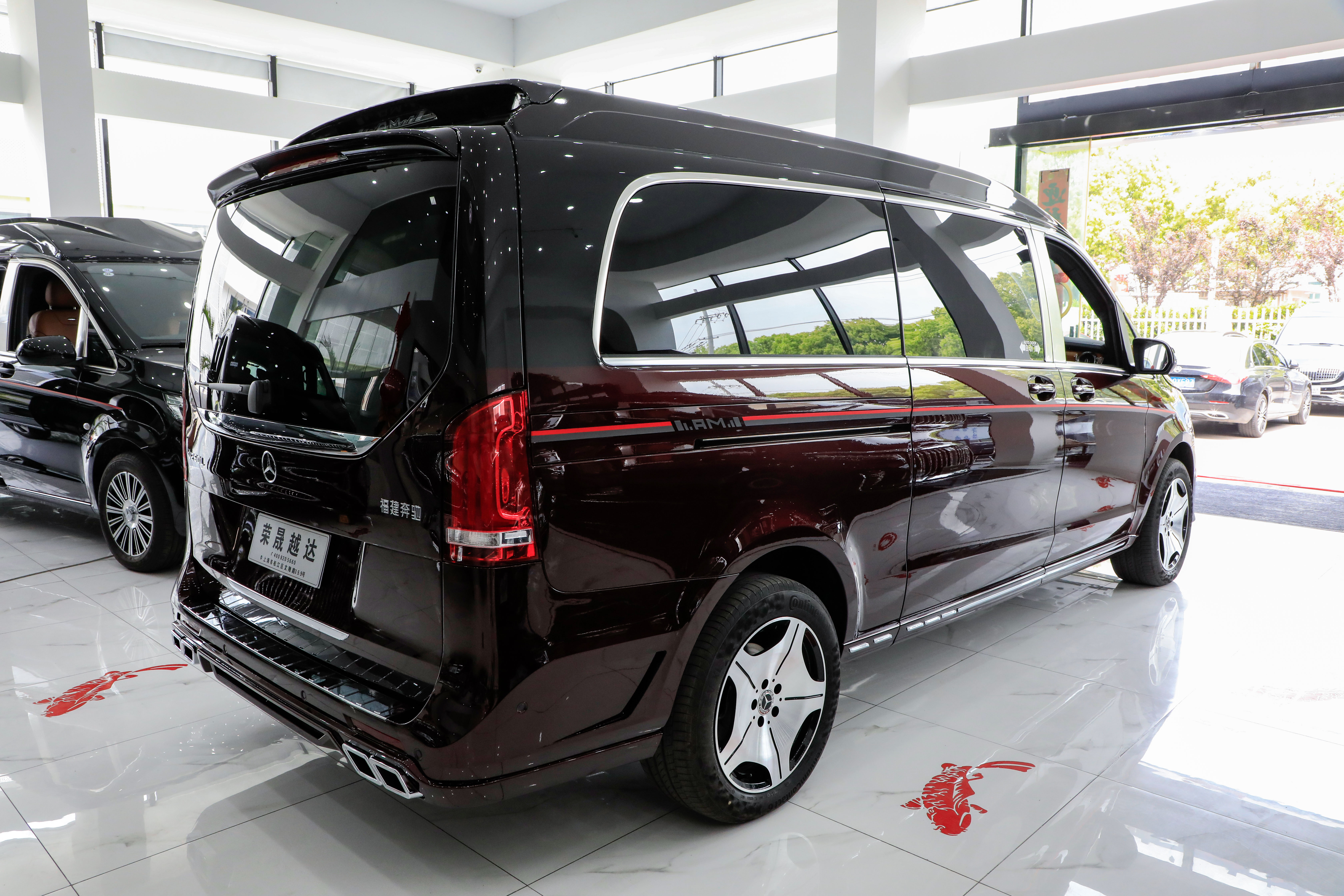 超越传统商务车!奔驰v260l上市,迈巴赫黑红双拼色让出行更有个性