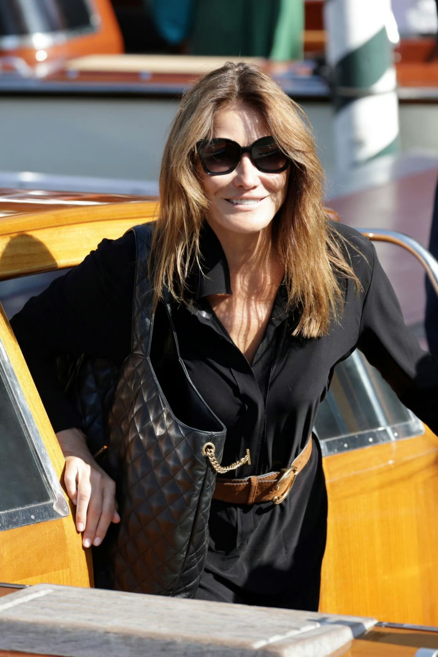 超模卡拉·布鲁尼和丈夫萨科齐抵达威尼斯,参加电影节活动.