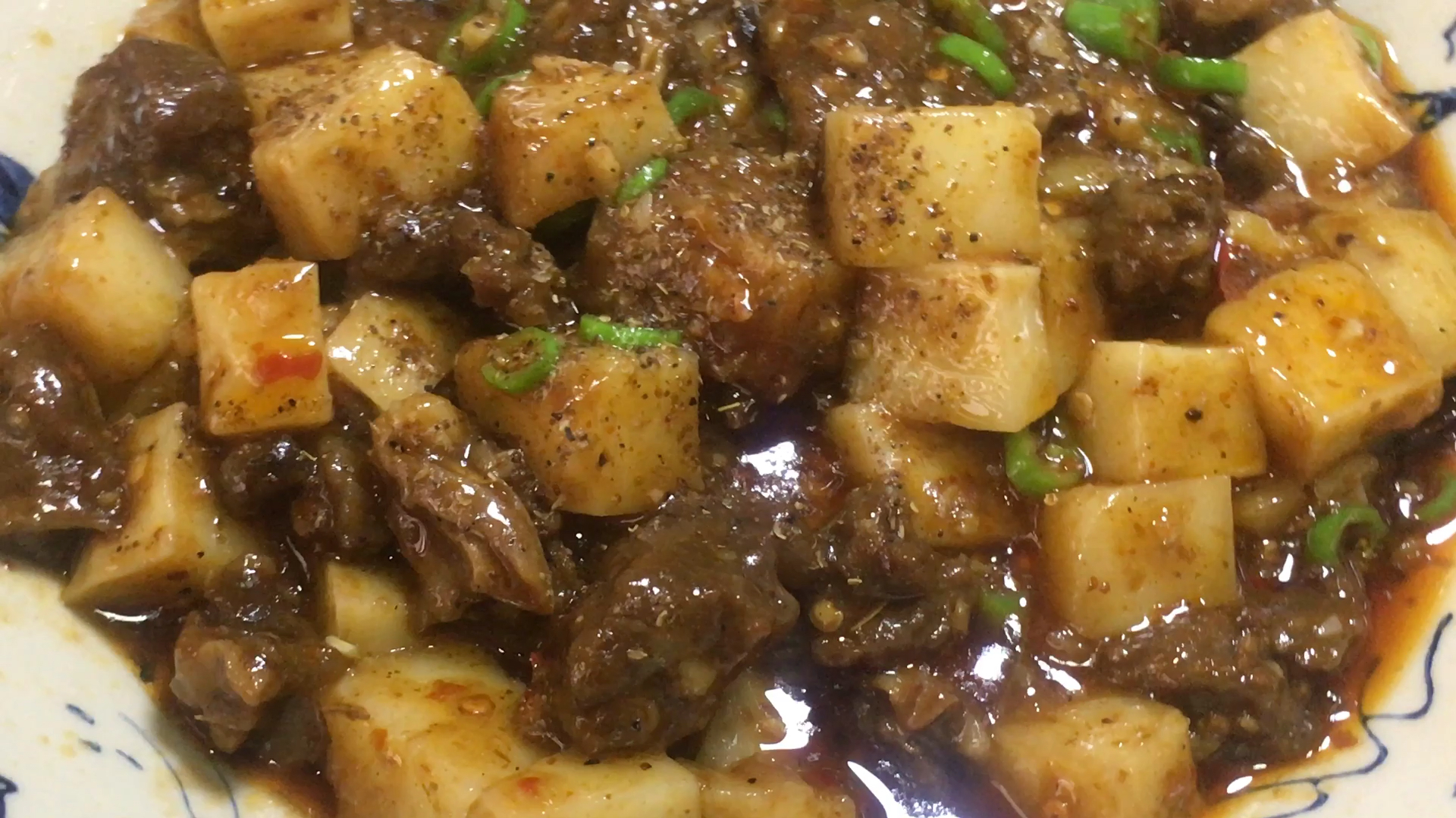 小厨分享一道家常菜“凉粉烧牛肉”、麻辣鲜香、浓香四溢