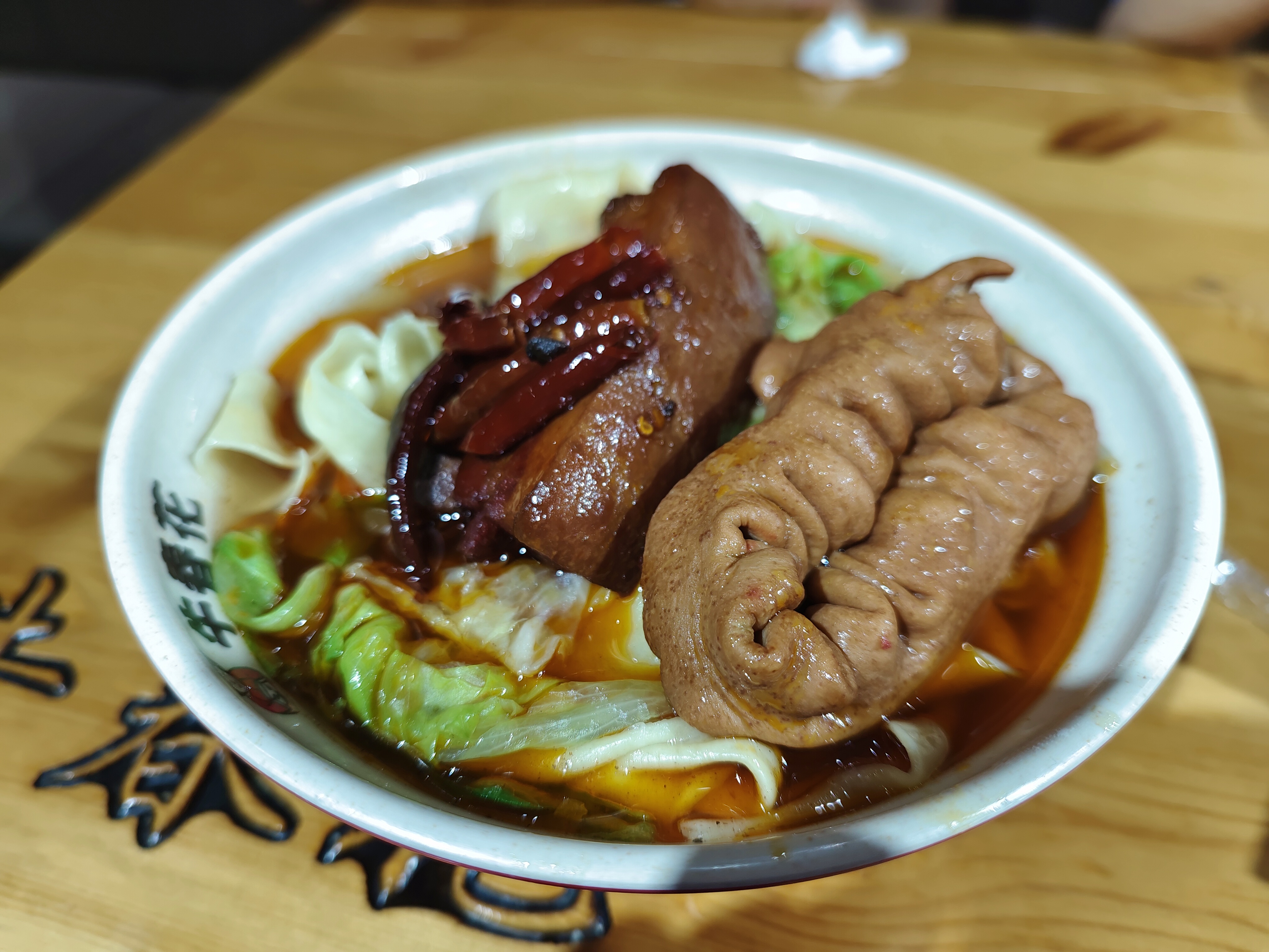 藏在石家庄特色小吃安徽牛肉板面10种自助配菜 把子肉不能少