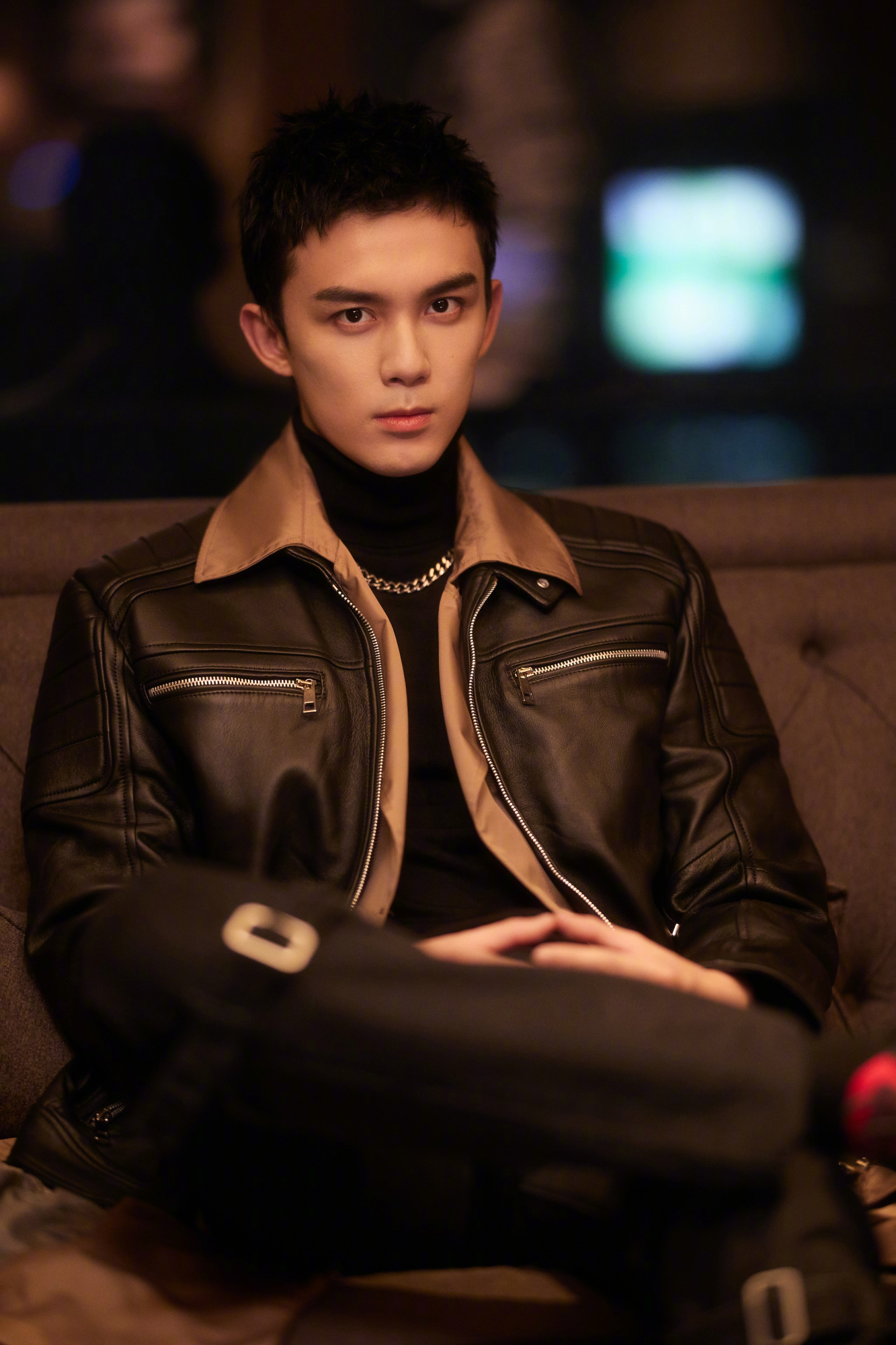 酷boy吴磊来啦,长短外套叠穿层次感十足!