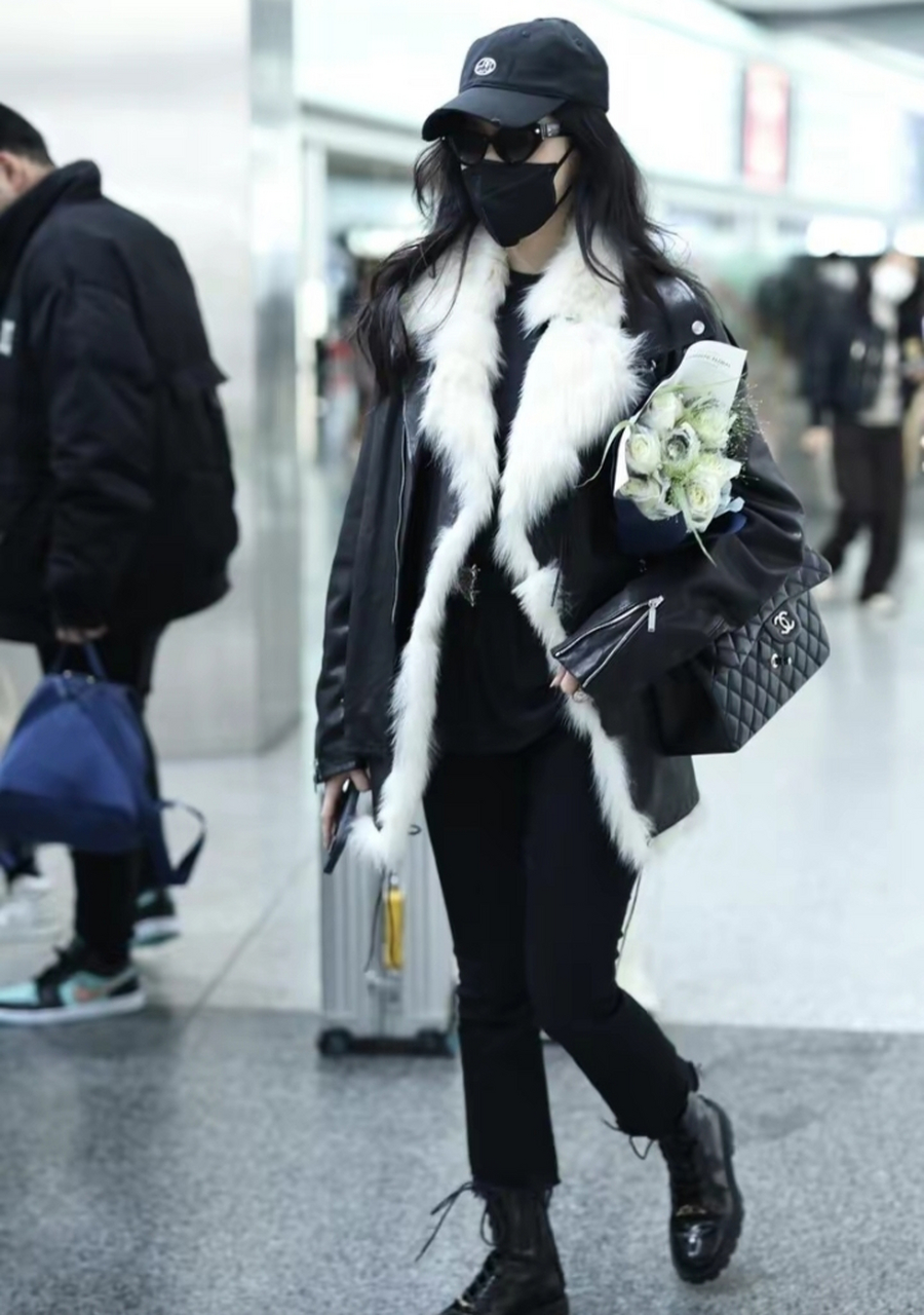 张天爱最新机场街拍穿搭 翻毛黑色皮衣搭配黑色紧身裤 头上戴了一顶