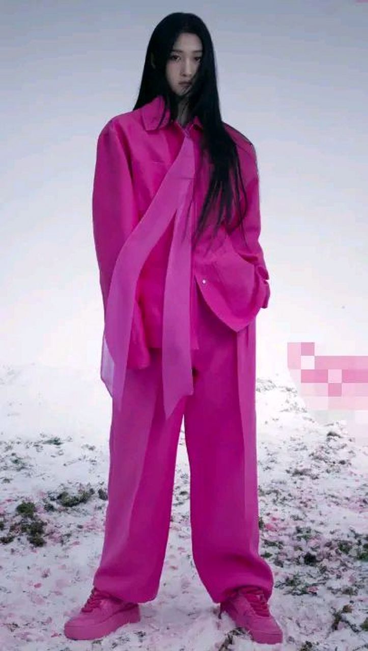 关晓彤穿的衣服好大 9月16日,关晓彤最新杂志造型被公开.