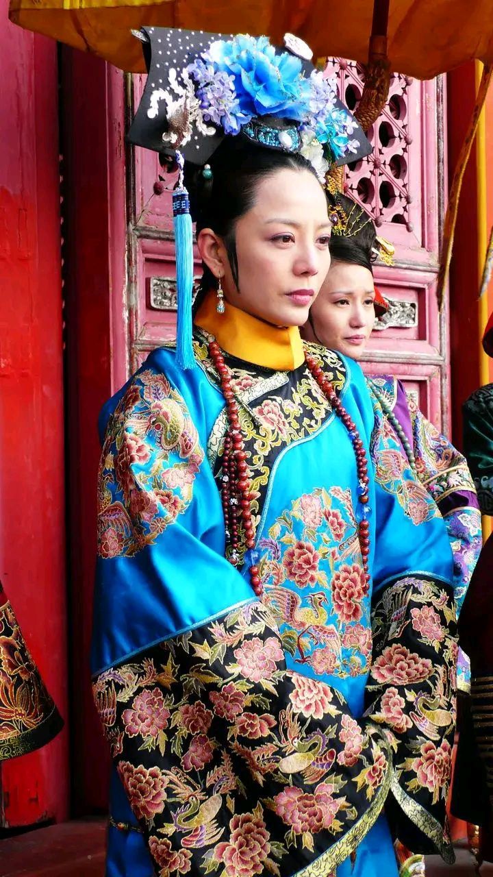 甄嬛传中妃子不得宠有多惨,敬妃的吉服就只有这一身吧,每次大型场合都