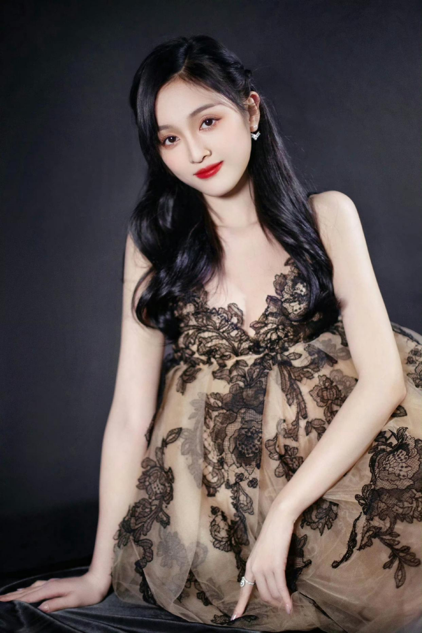 "吴宣仪"身材好到爆,穿超短蓬蓬裙搭配镂空高跟鞋,简直是腿精本人