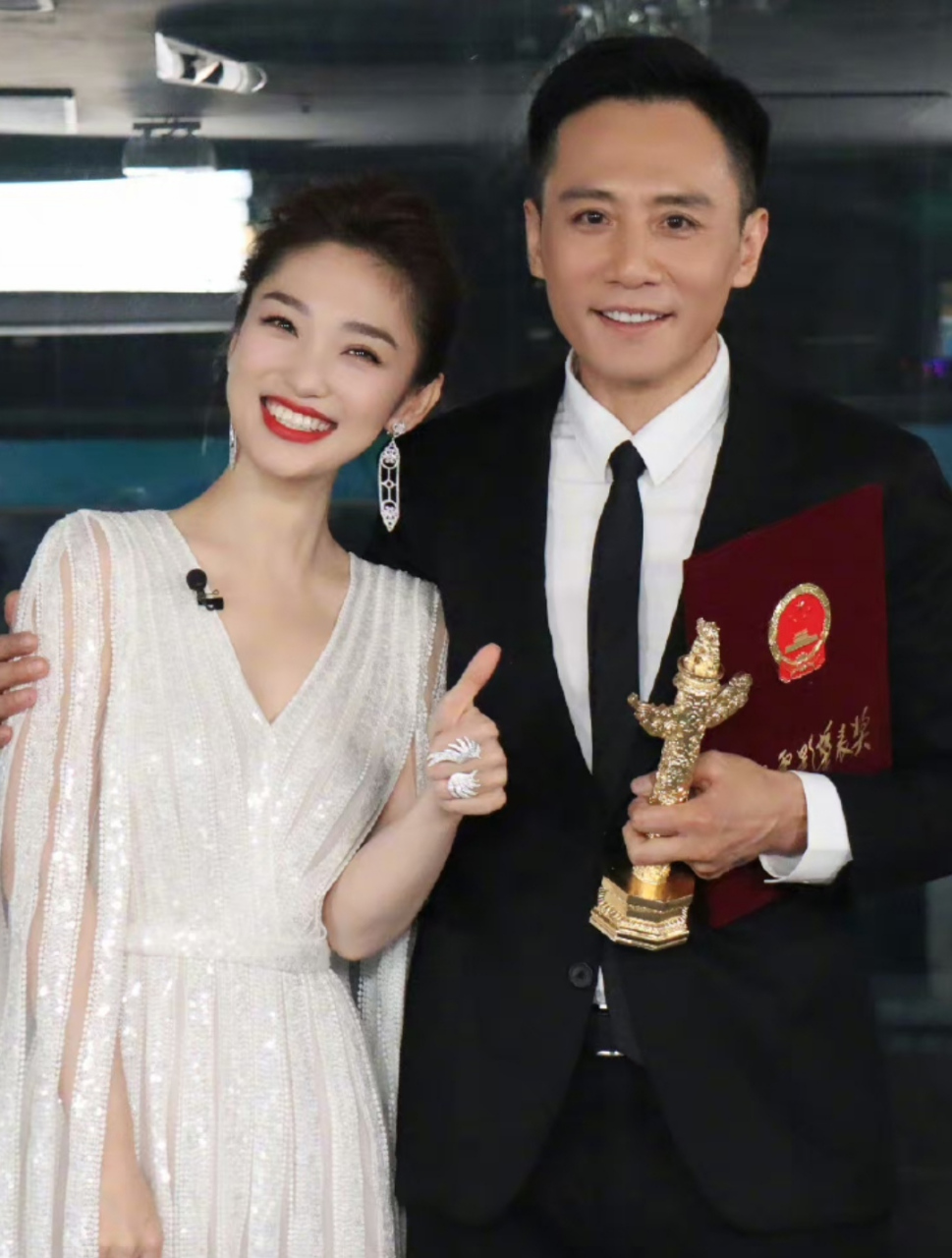 主持人蓝羽晒与影帝影后合影,张子枫个子比较矮,站在中间身高差特别