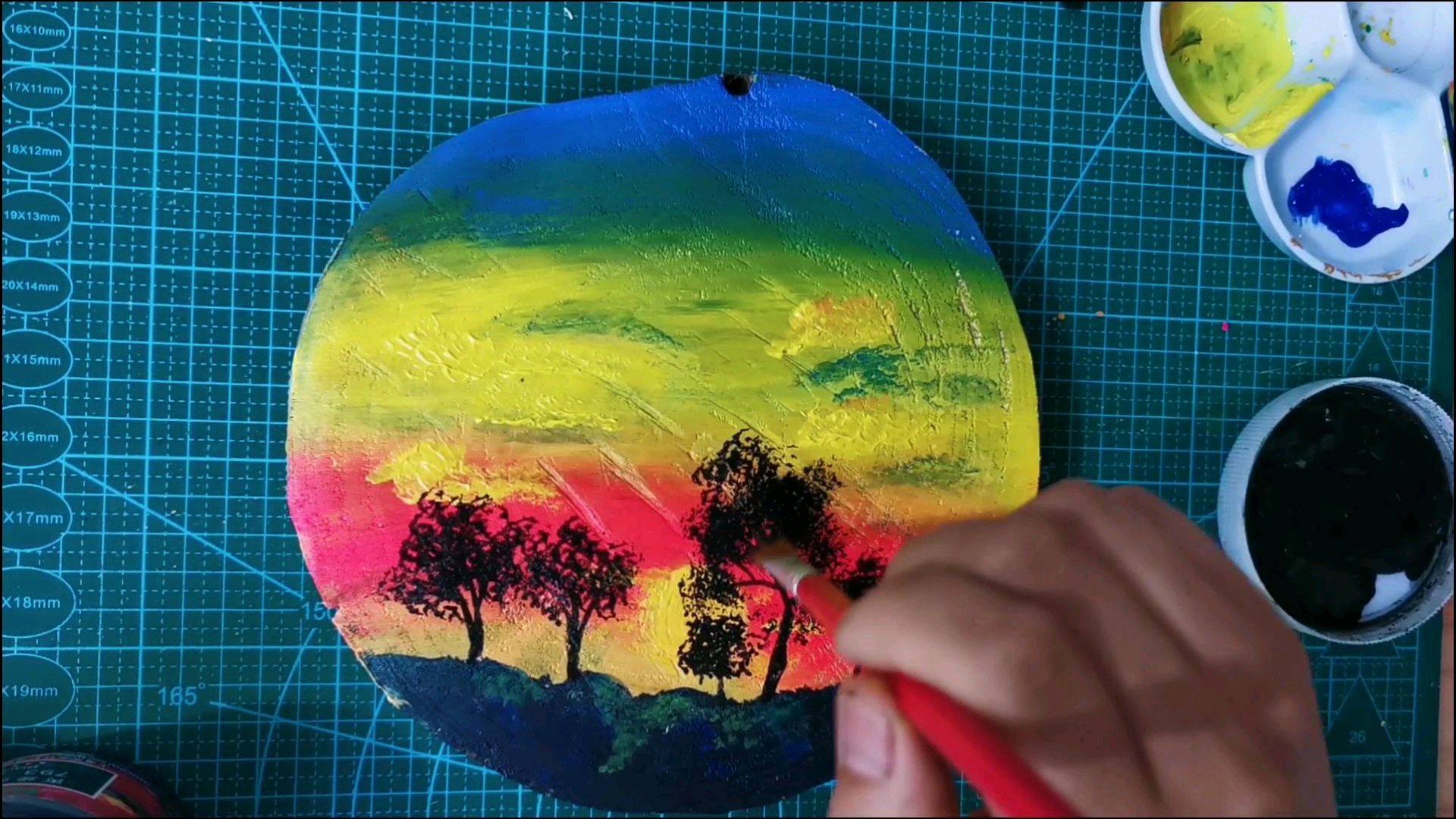 拿起画笔,画一个夕阳