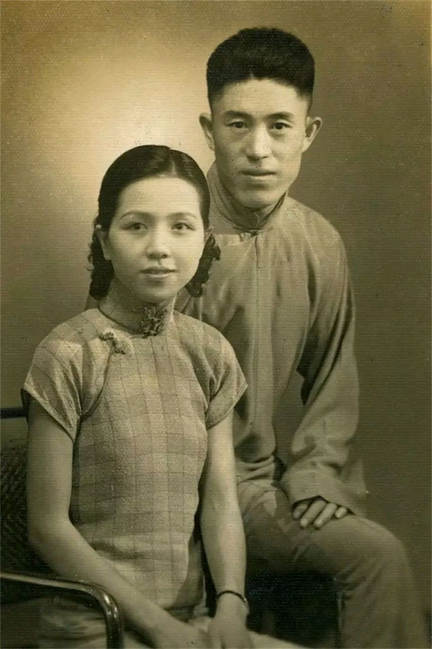 1977年,女工人回到宿舍,发现厂花郑安玉衣衫不整被人杀害,大声尖叫:"