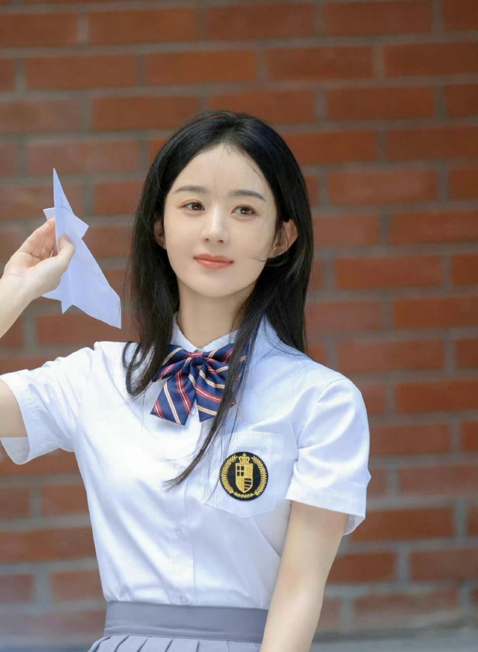 青春总是美好的,当女明星们穿起校服,扎上马尾,谁又是你心中的白月光