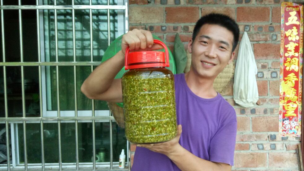 无辣不欢的四川农村小伙,用新鲜青辣椒做辣椒酱,看着就流口水